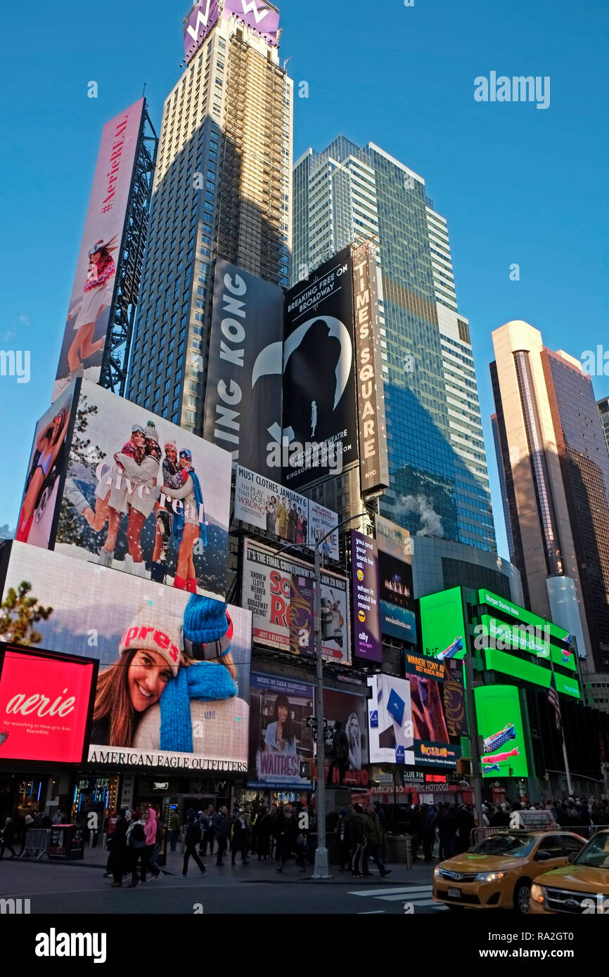 Broadway Times Square Werbung Bill Boards New York City Manhattan USA Vereinigte Staaten von Amerika Stockfoto