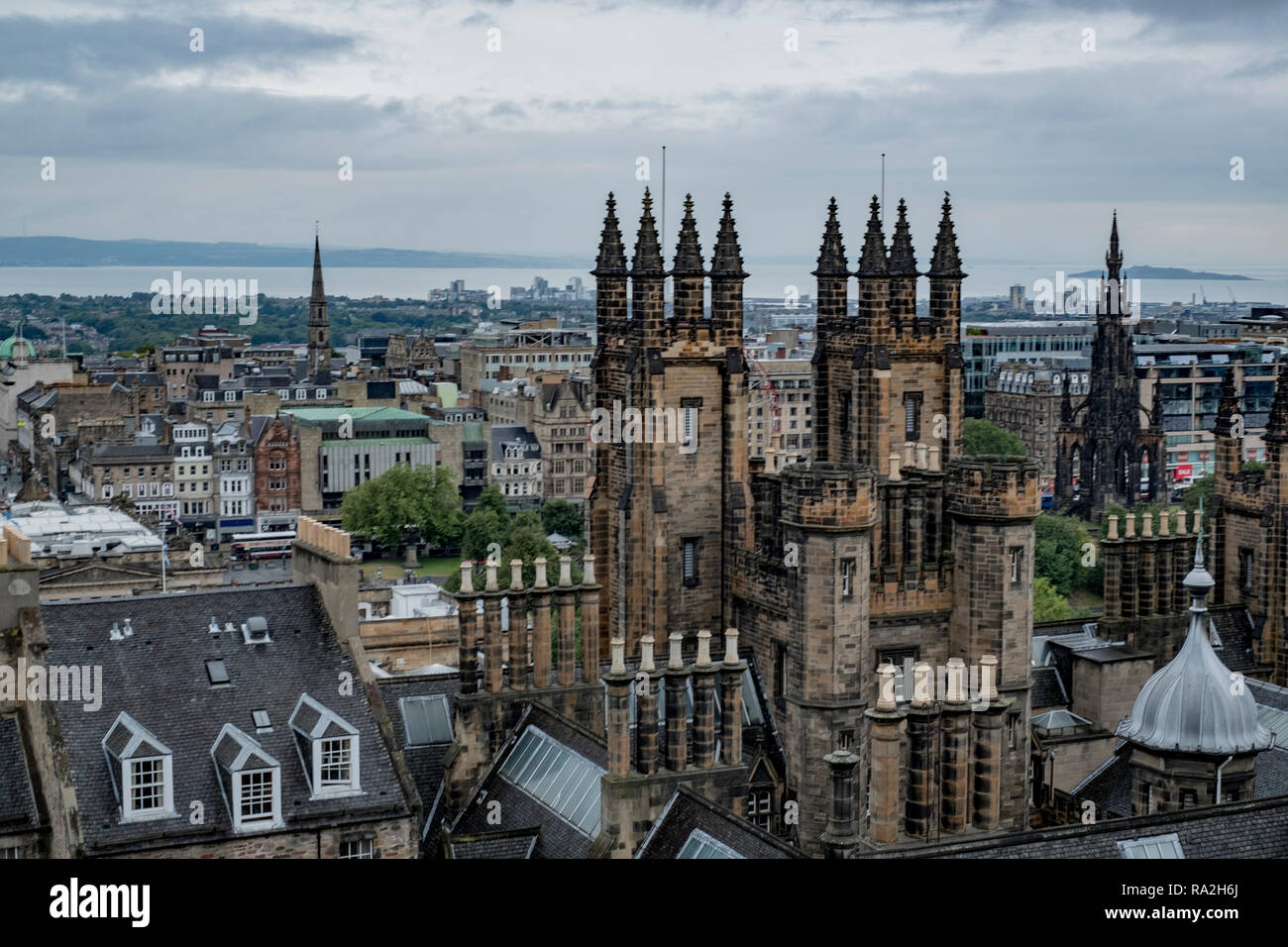 Panoramablick auf die Stadt Edinburgh, Schottland an einem bewölkten Tag mit dem Firth-of-Forth im Hintergrund Stockfoto