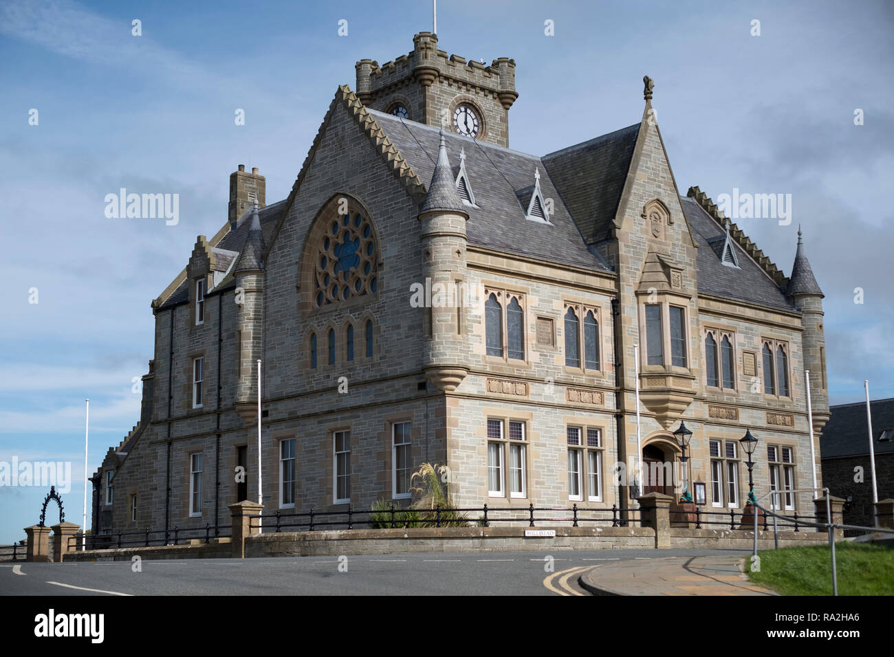 Das Rathaus von Lerwick, Mainland, Shetland Inseln, ein imposantes Gebäude aus dem 19. Jahrhundert mit einem Clock Tower und neo-gotischen integrierte Funktionen Stockfoto