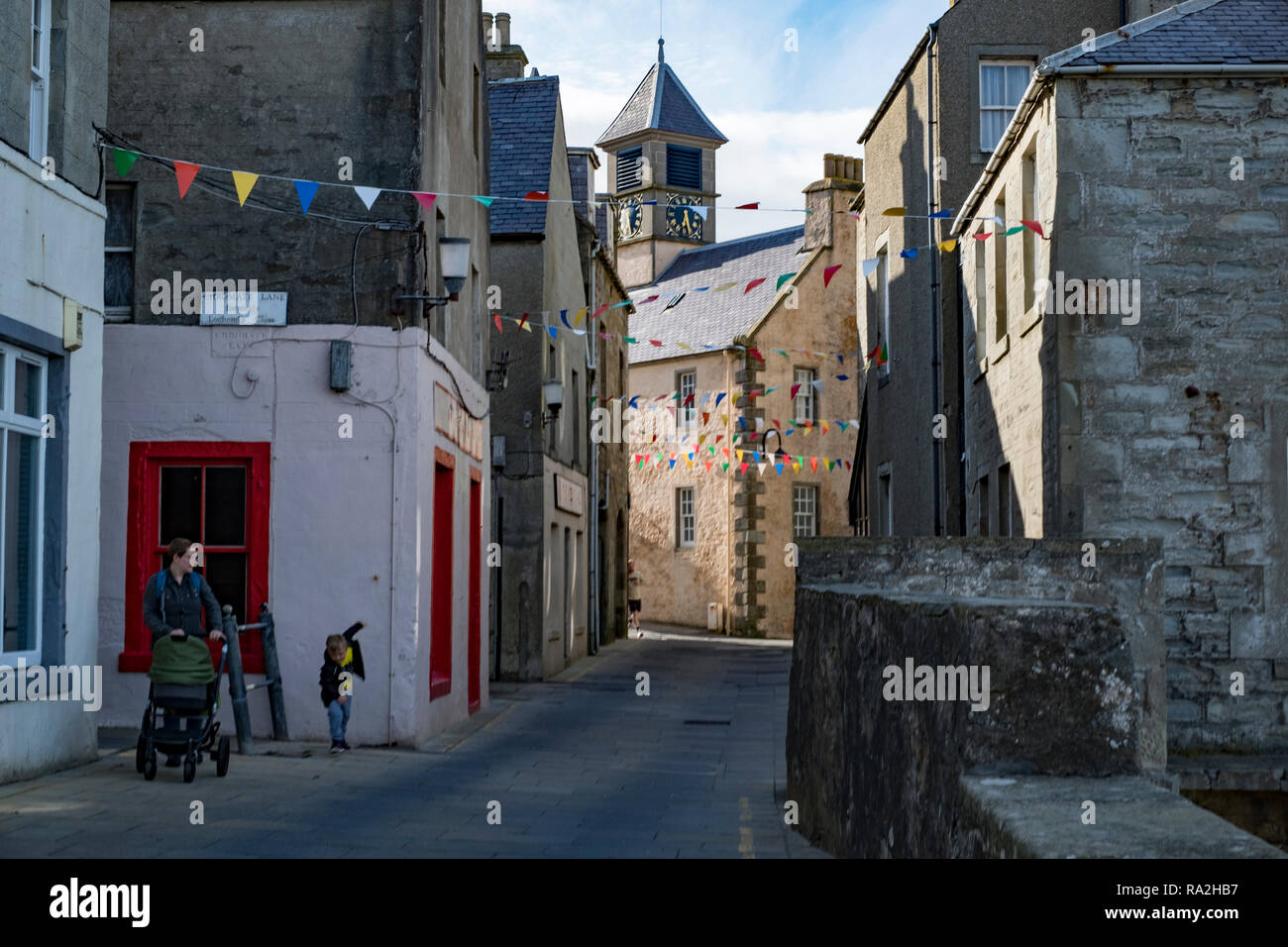 Die engen Gassen der Innenstadt von Lerwick, Shetland Inseln, mit Stein Architektur und fröhlichen Bunting Stockfoto