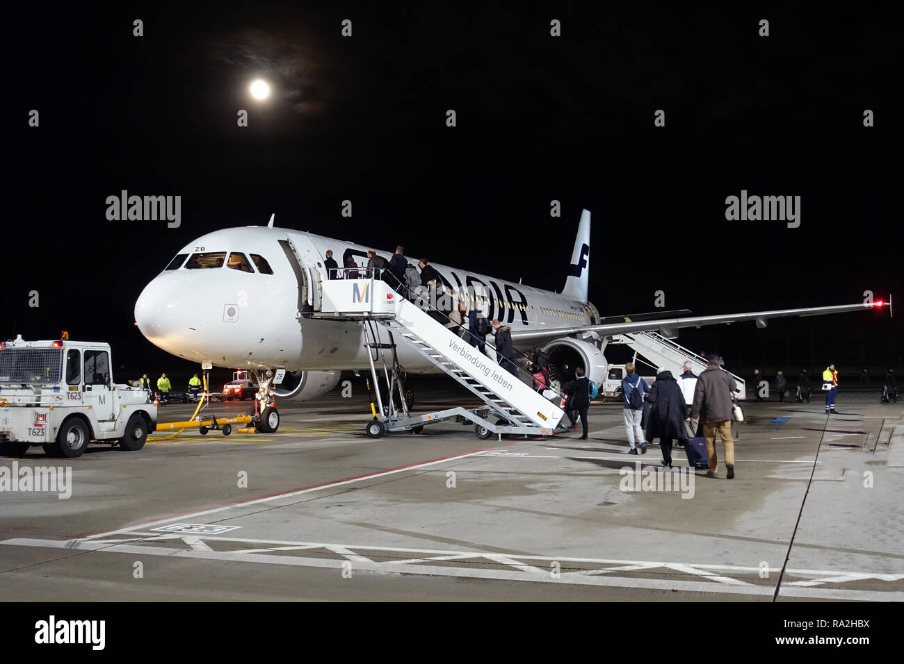 04.12.2017, Berlin, Berlin, Deutschland, Flugpassagiere steigen am Flughafen Berlin-Tegel in eine Maschine der Finnair ein. 00 S 171204 D026 CARO.JPG [MOD Stockfoto