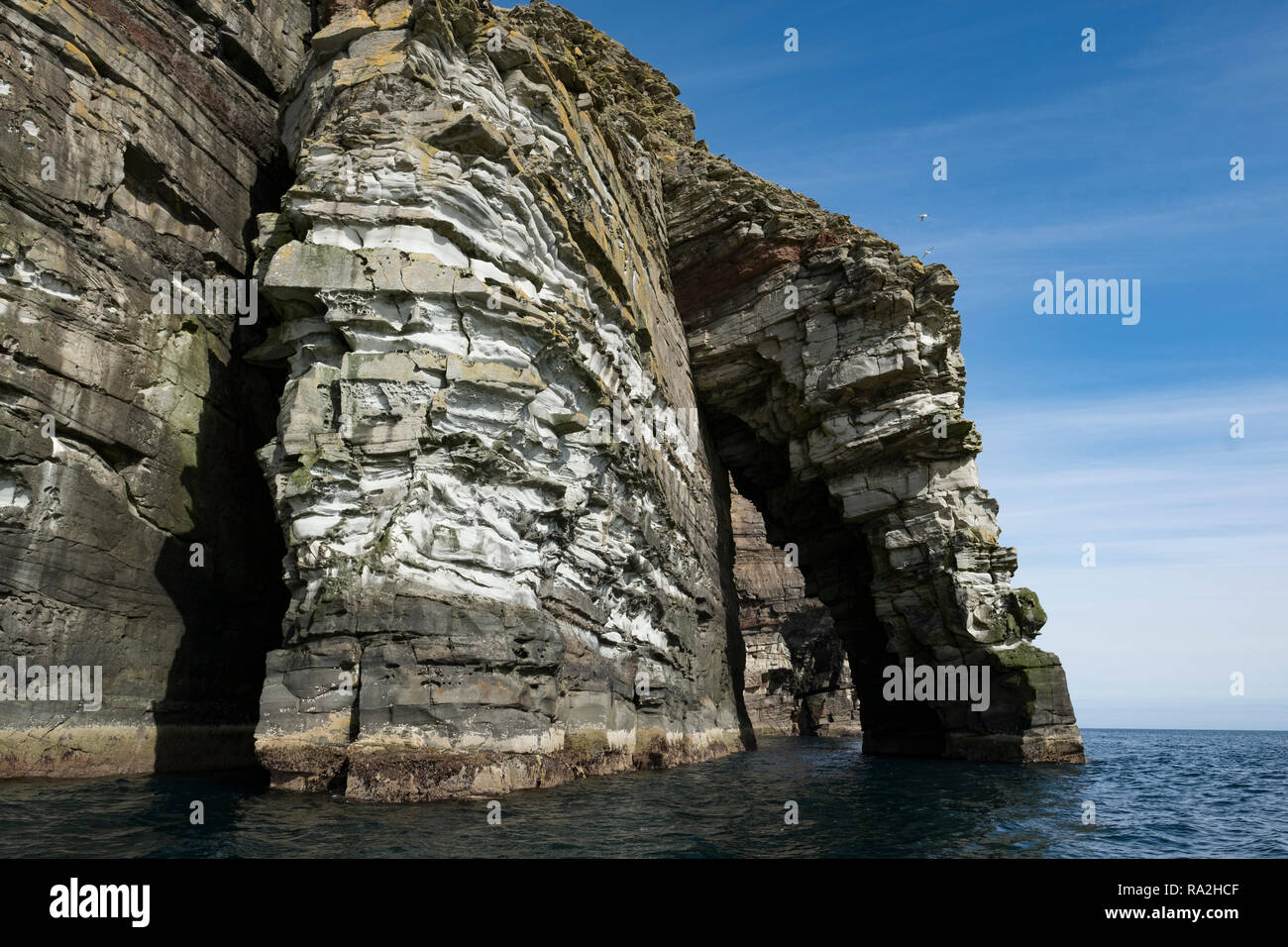 Felsformationen auf der Insel Noss in der schottischen Shetland-Inseln an einem sonnigen Tag Stockfoto