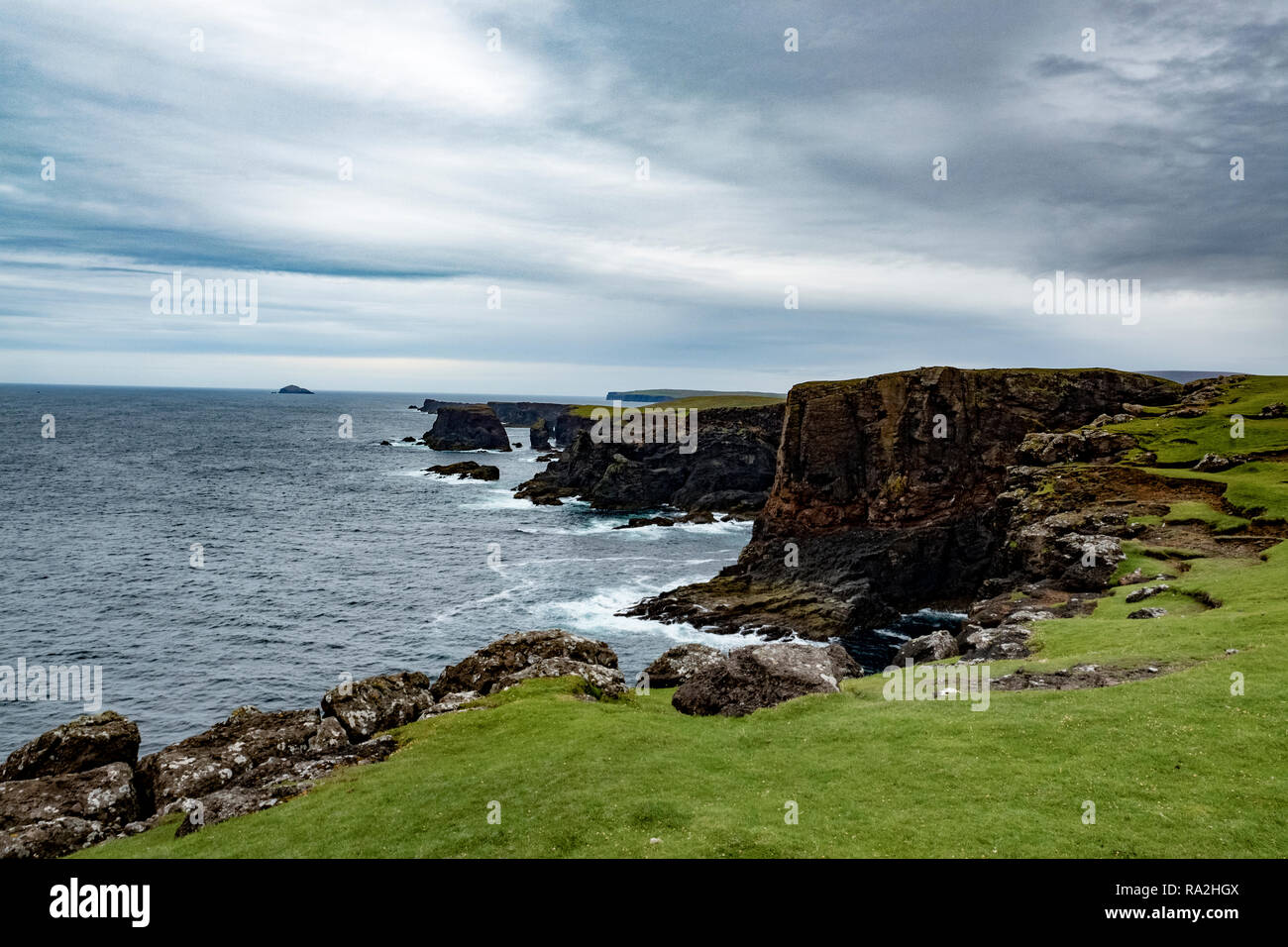 Die felsigen und wilde Nordküste der North Roe Bezirk der Shetland Inseln vor der Macht des Atlantischen Ozeans Stockfoto