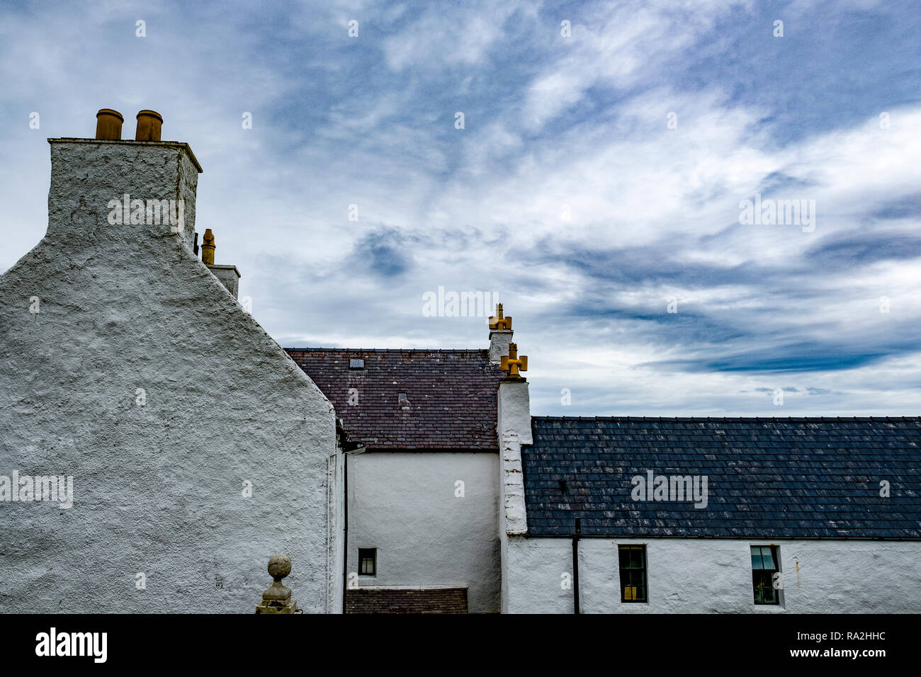 Architektonischen Profil eines traditionellen Haus mit Kamin und Dachterrasse in der schottischen Shetland-Inseln Stockfoto