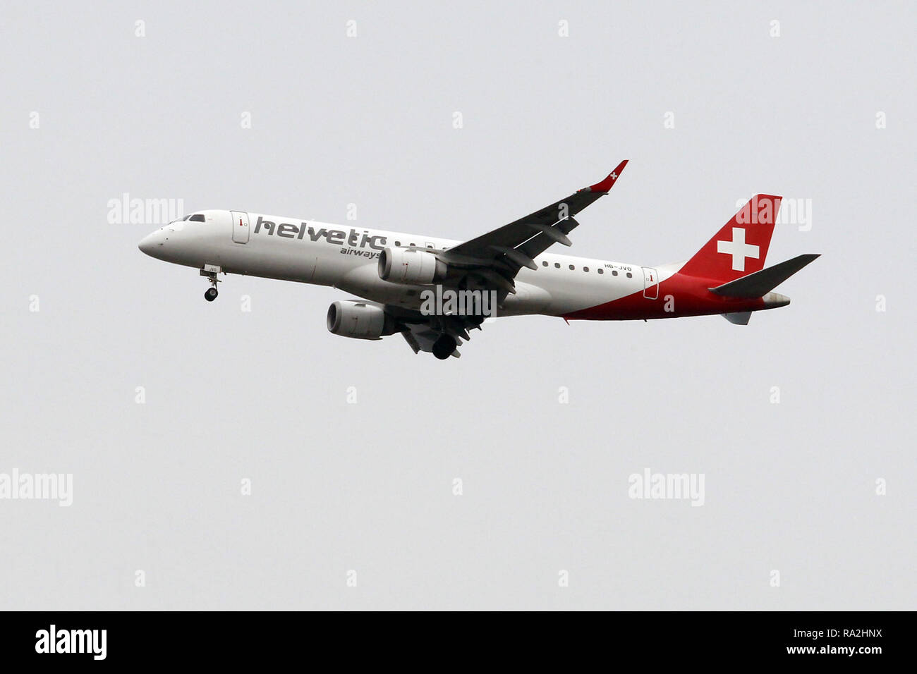 02.04.2018, Niedersachsen, Hannover, Deutschland, Embraer ERJ-190LR der Fluggesellschaft Helvetic Airways. 00 S 180402 D 253 CARO.JPG [MODEL RELEASE: NICHT EIN Stockfoto