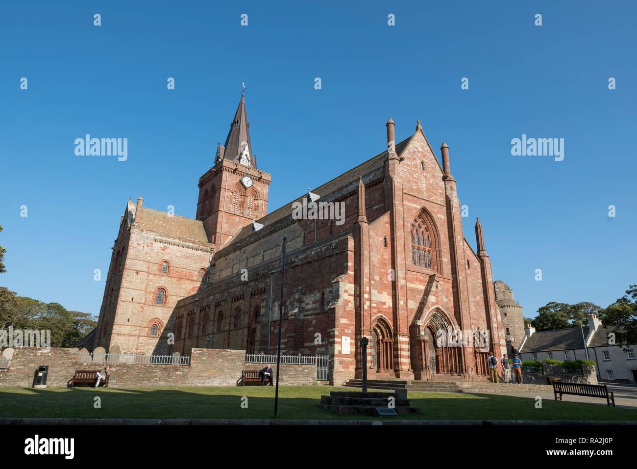 Fassade des Heiligen Magnus Kathedrale in Kirkwall, Orkney Inseln Festland, wie die Sonne beginnt zu setzen. Stockfoto