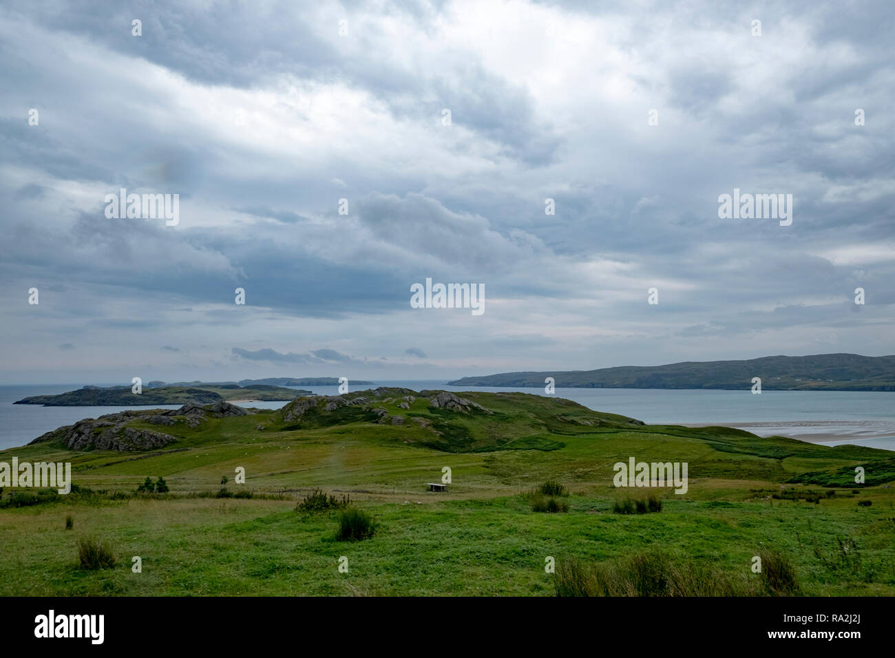 Panoramablick auf Loch Hoffnung, berühmt für Meerforellen, im nördlichen Hochland von Schottland an einem bewölkten Sommertag Stockfoto