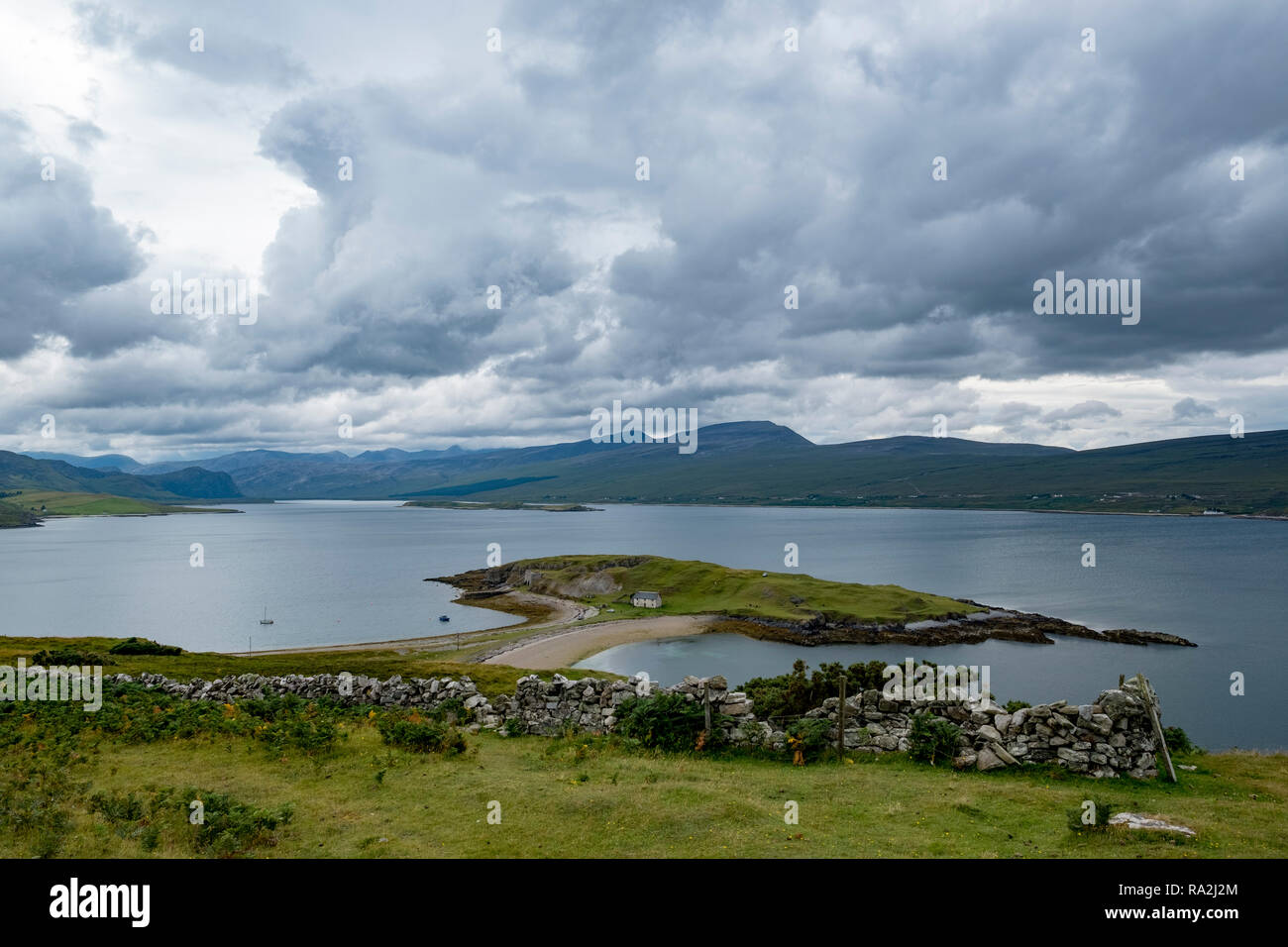 Panoramablick auf Loch Hoffnung, berühmt für Meerforellen, im nördlichen Hochland von Schottland an einem bewölkten Sommertag Stockfoto