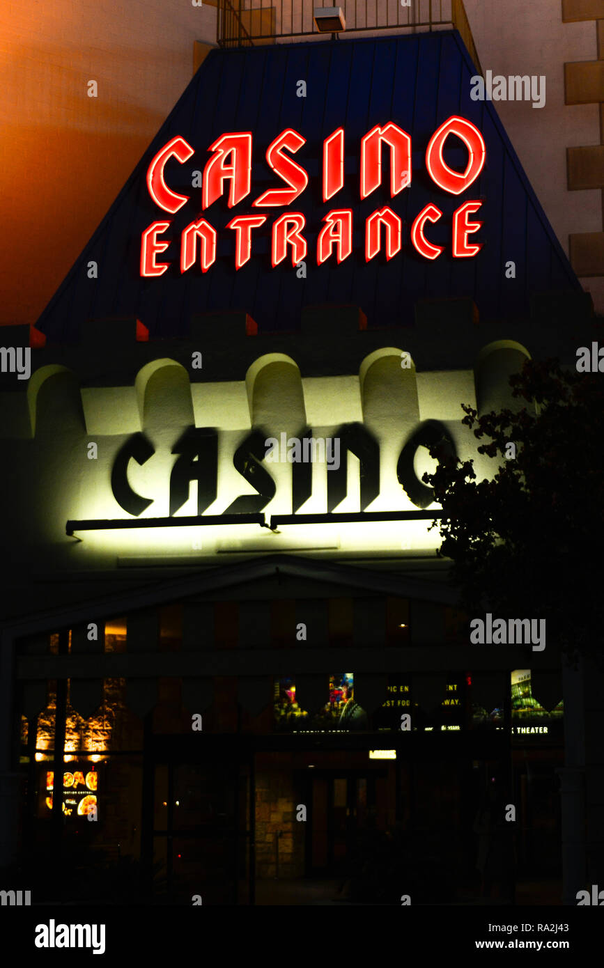 Eine außerhalb der Nacht Blick von Neon und Arbeitsscheinwerfer für den Eintritt in das Casino im Excalibur Hotel and Casino in Las Vegas, NV Stockfoto