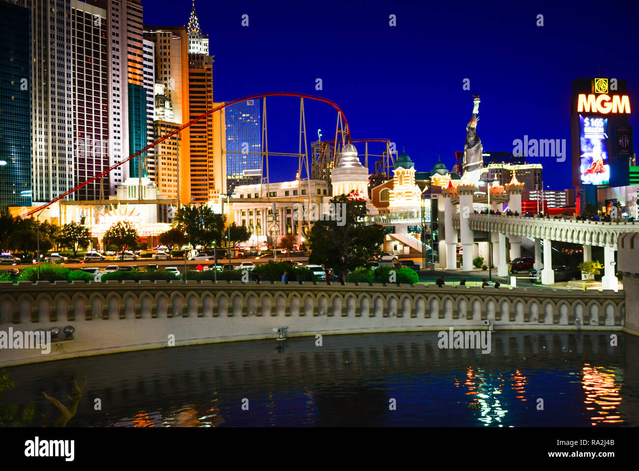 Ein Blick über den Kanal auf dem Las Vegas Strip, einschließlich der New York, New York Hotel und Kasino, dem MGM und andere in den frühen Abend mit Neon Stockfoto