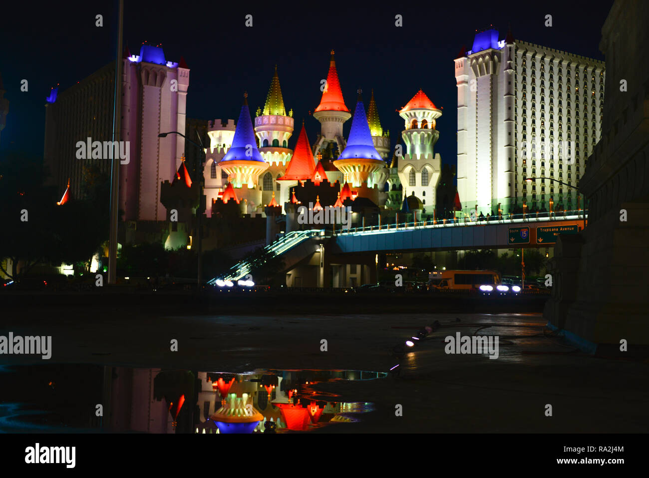 Nacht Blick über einen Kanal in Richtung Las Vegas Strip mit dem Excalibur Hotel and Casino winkte er das Versprechen der Phantasie, in Las Vegas, NV Stockfoto