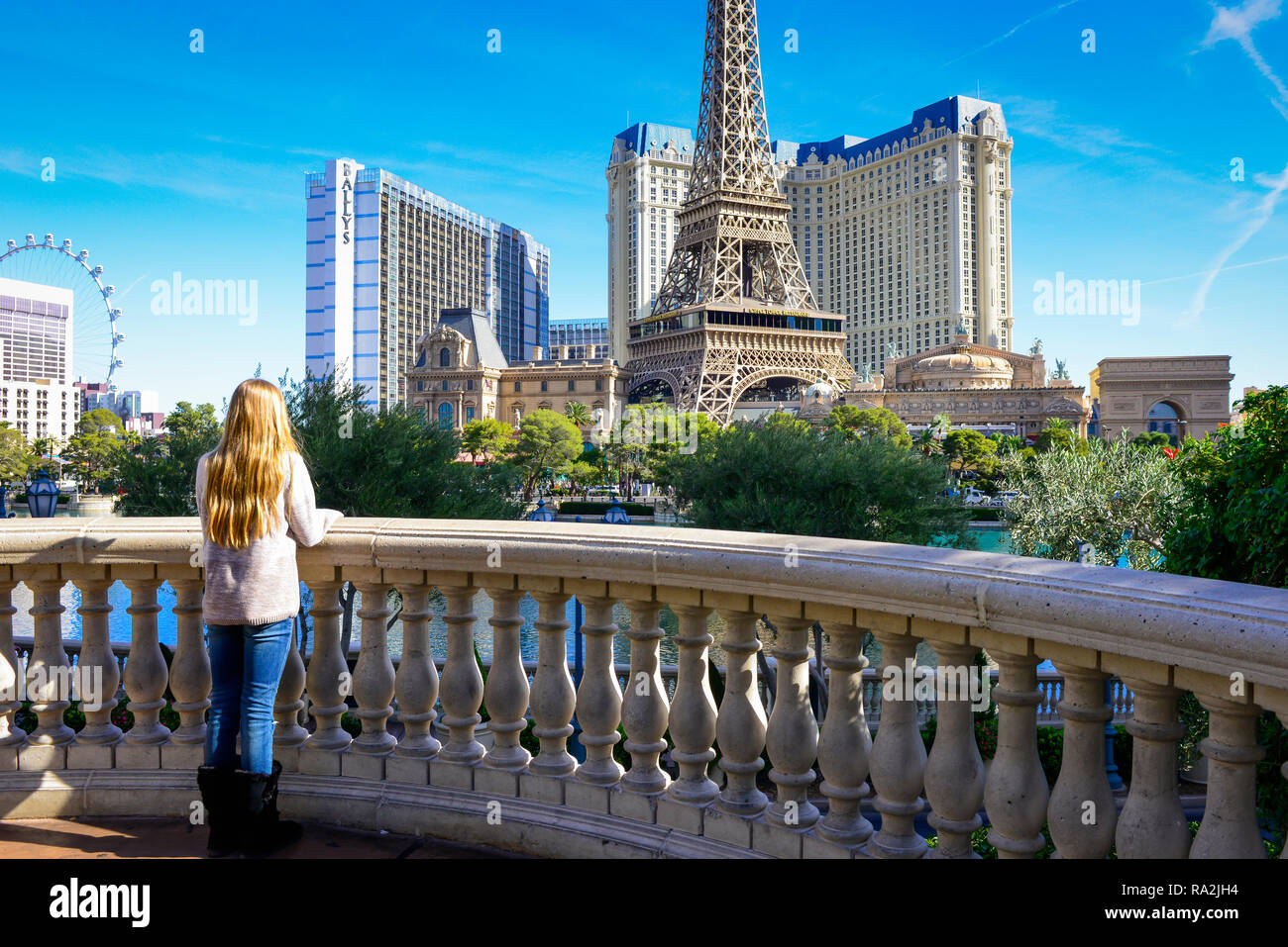 Tween girl Ansichten der das Paris Hotel und Casino's Replik des Effile Turm und Triumphbogen aus dem balastrade des Bellagio Anzeigebereich ove Stockfoto