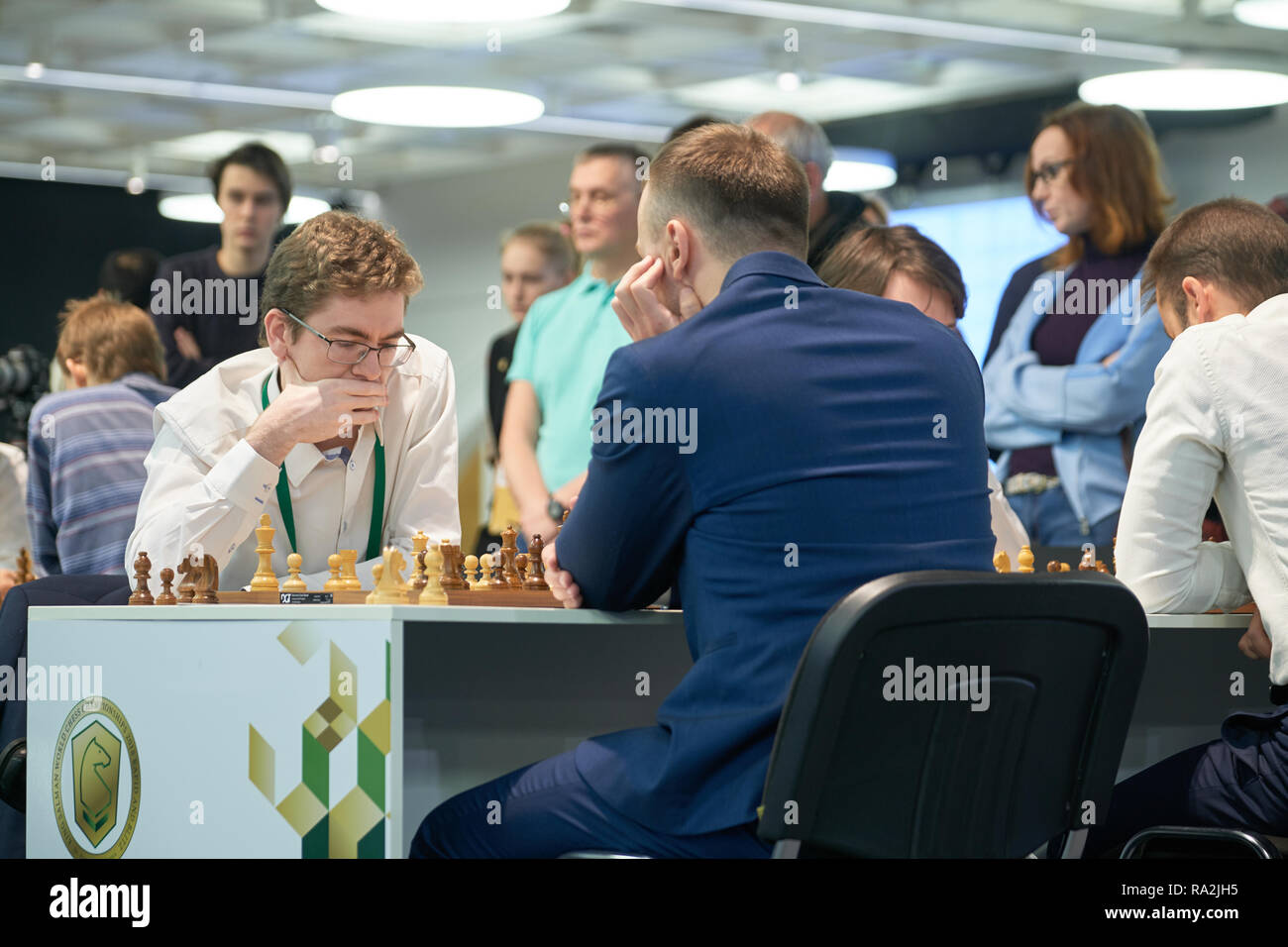 St. Petersburg, Russland - Dezember 28, 2018: Großmeister David Anton Guijarro, Spanien (links) konkurriert in King Salman Welt Rapid Chess Championship 2018 Stockfoto