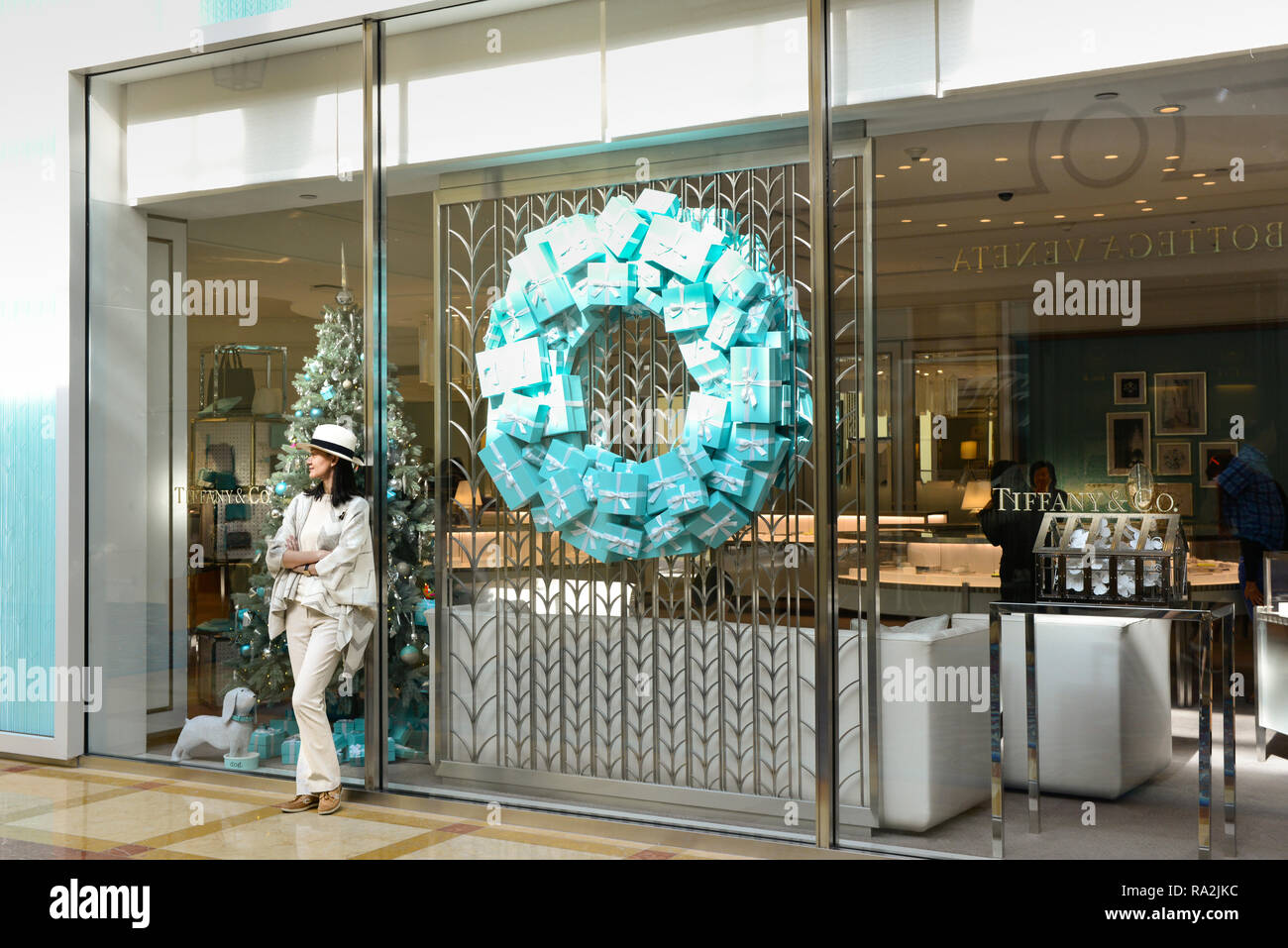 Asiatische Frau entspannt durch den Eintritt in die luxuriöse Store von Tiffany & Co., Juweliere in den Forum Shops im Caesars Palace in Las Vegas, NV Stockfoto