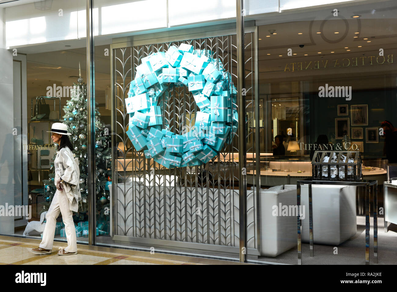 Asiatische Frau geht durch den Eintritt in die luxuriöse Store von Tiffany & Co., Juweliere in den Forum Shops im Caesars Palace in Las Vegas, NV Stockfoto