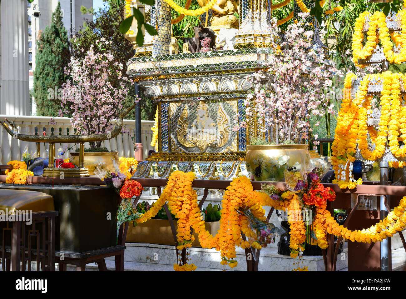 Brahma Shrine Replik nahe dem Eingang zum Caesars Palace Hotel und Casino, ist mit Ringelblume blumengirlanden als Opfer, in Las Vegas, NV Stockfoto