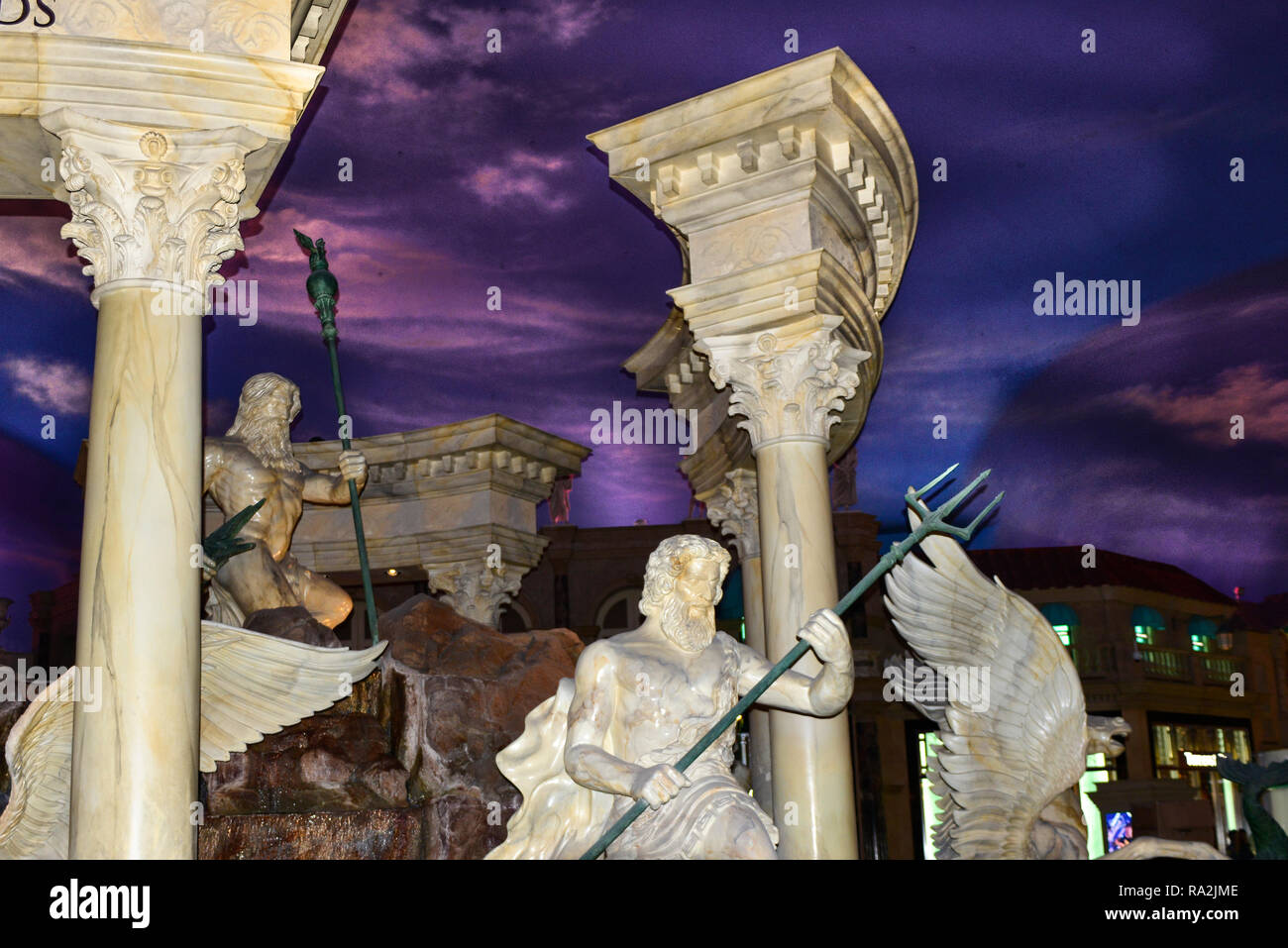 Nahaufnahme der Neptun Brunnen mit Marmorstatuen von Neptun und Jupiter Forum Shops im Caesars Palace in Las Vegas, NV Stockfoto