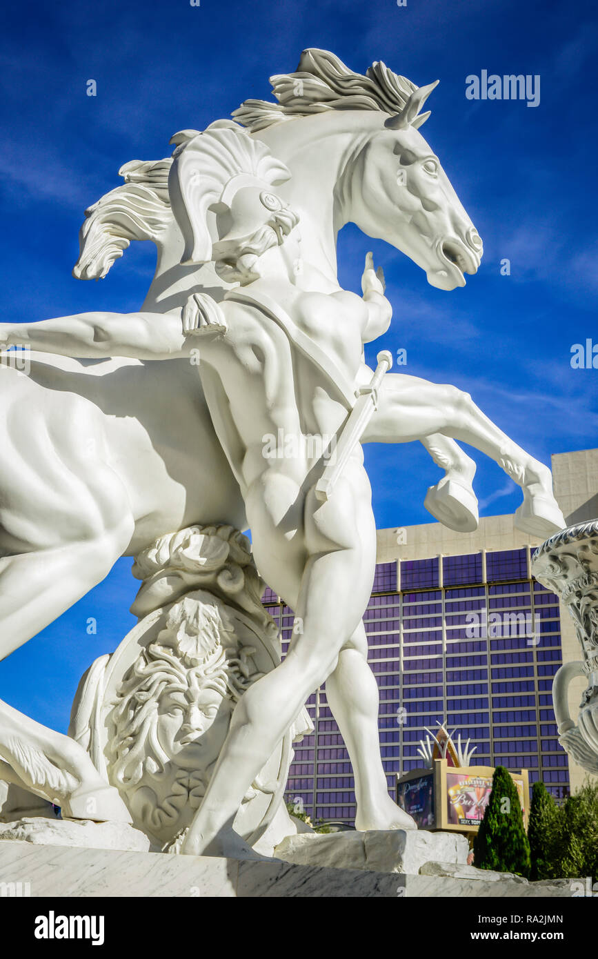 Ein Marmor Reiterstandbild und Mitglied der Prätorianergarde mit seinem Pferd am Eingang zum Caesars Palace Hotel and Casino, Las Vegas, NV Stockfoto