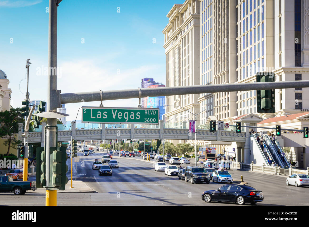 Straßenschild für Las Vegas Blvd, wie dem Las Vegas Strip bekannt, in Las Vegas, NV mit Hotels und Kasinos Futter den Strip entlang mit Fußgänger-Brücken Stockfoto
