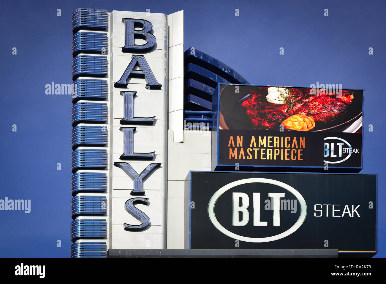 Nahaufnahme der Ballys Hotel und Casino zusammen mit Restaurant Werbung auf dem Strip in Las Vegas, NV Stockfoto