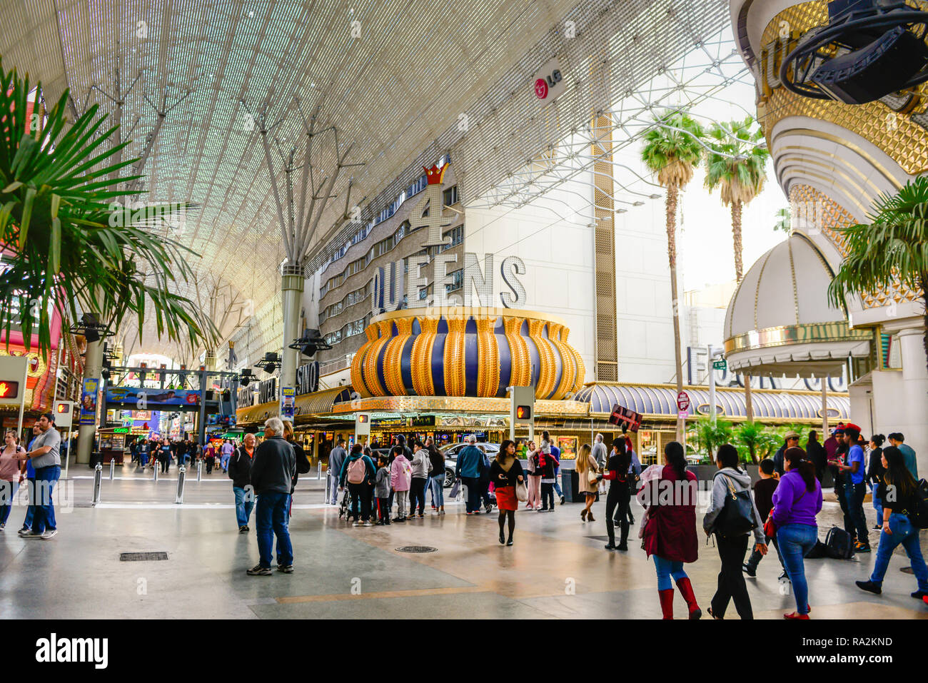 Die 4 Queens und Golden Nugget Hotel und Casinos als unter dem Fass gesehen valuted Vordach der berühmten Fremont Street Experience mit Menschen flanieren Stockfoto