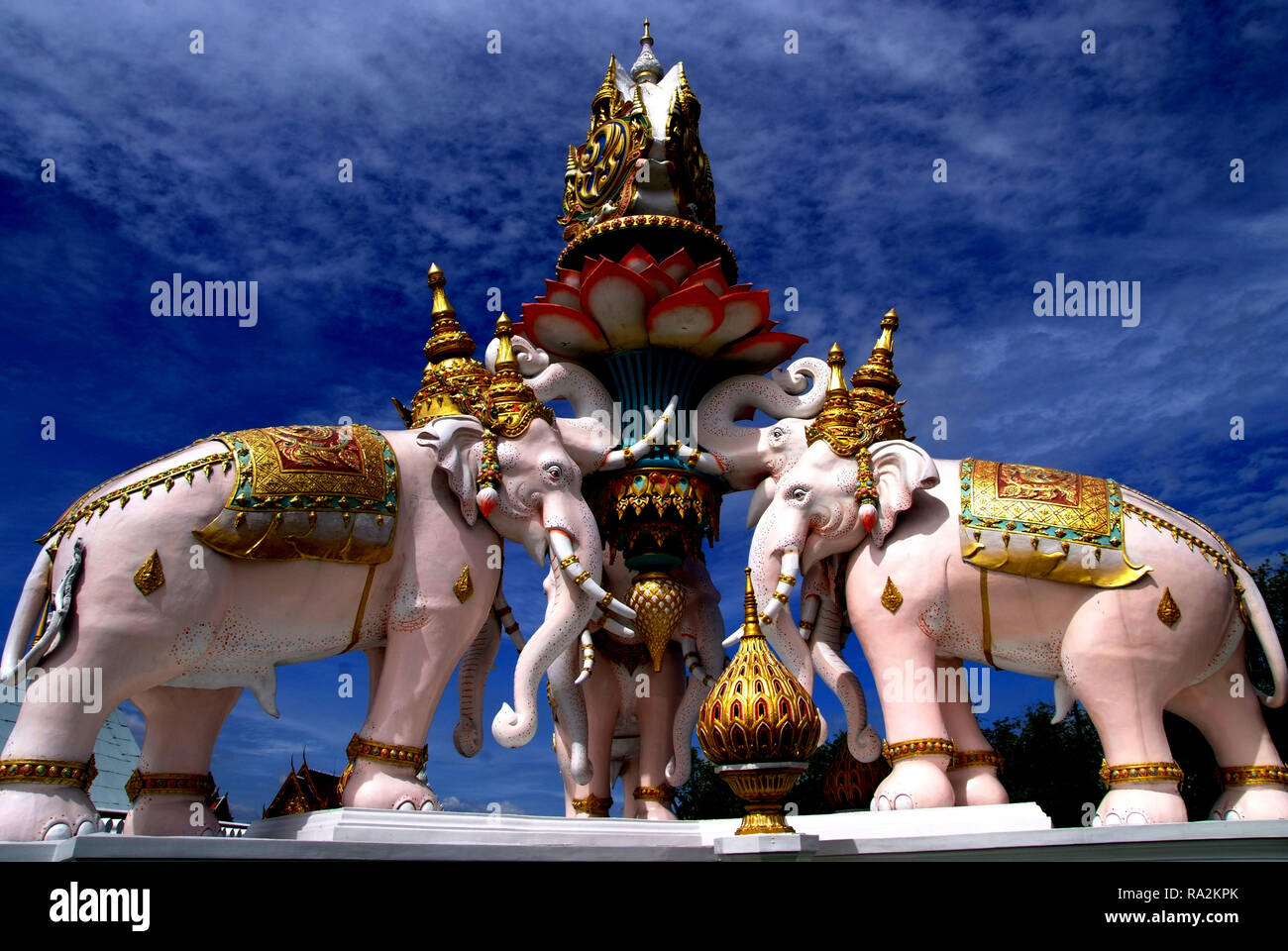 Pink Elephant Statue in der Nähe der Grand Palace in Bangkok, Thailand. Der Palast hat die offizielle Residenz der Könige von Siam seit 1782. Stockfoto