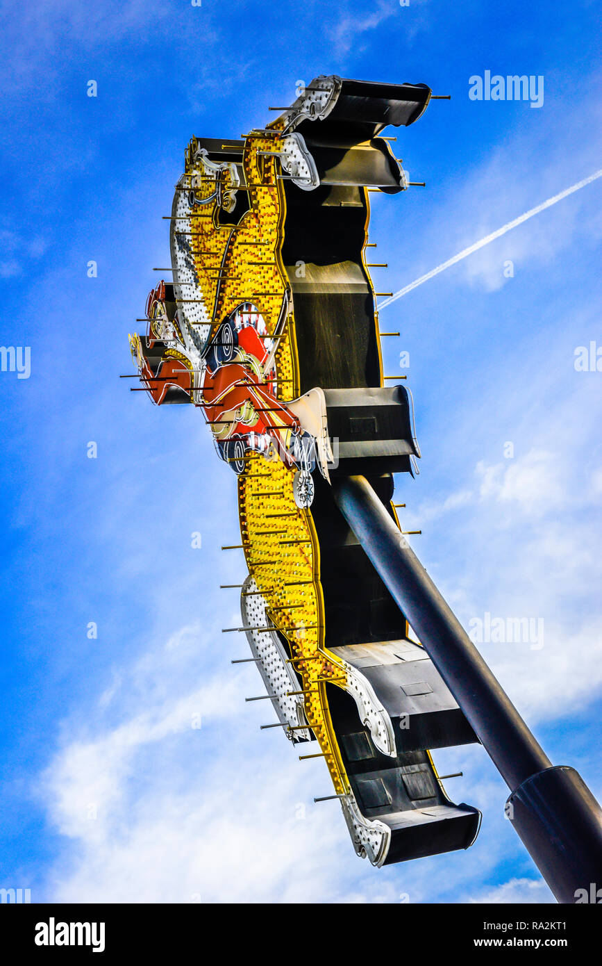 Blick nach oben Der neon Pferd & Cabellero vom 1956 Hacienda Hotel ist jetzt bei den Eintrag zu Fremont East District in Downtown Las Vegas, N installiert Stockfoto