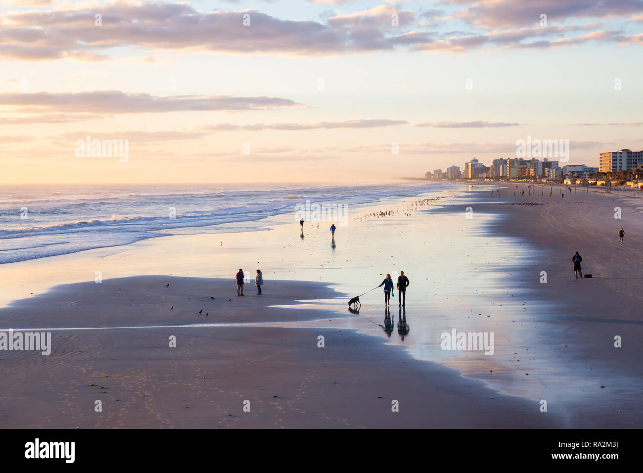 Daytona Beach, Florida, United States - 31. Oktober 2018: Luftaufnahme der wunderschöne Sandstrand während einer lebhaften Sonnenaufgang. Stockfoto