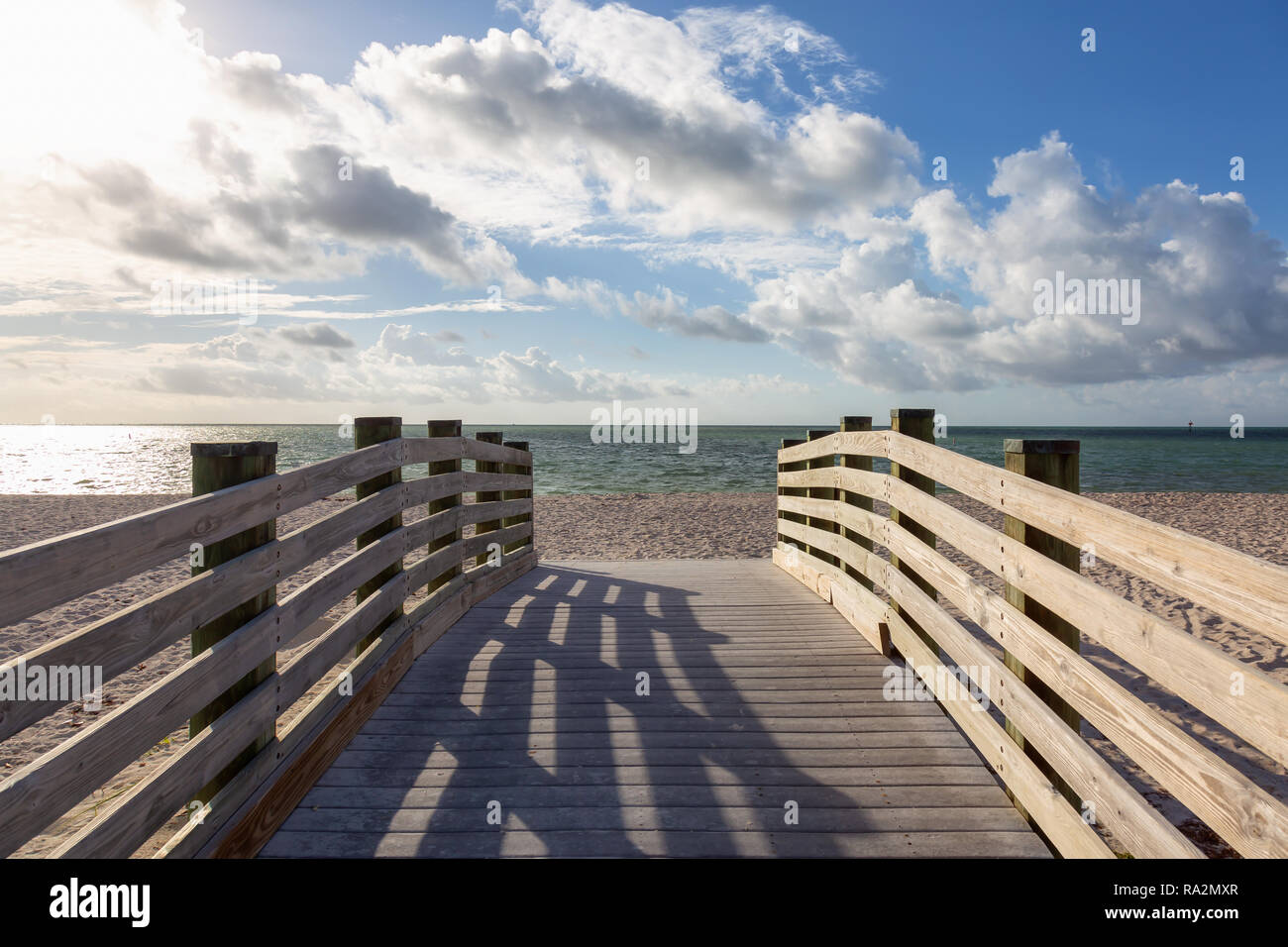 Holz- Plattform an einem Sandstrand in einer lebendigen sonnigen Tag. In Sombrero Beach, Marathon, Florida, Usa. Stockfoto