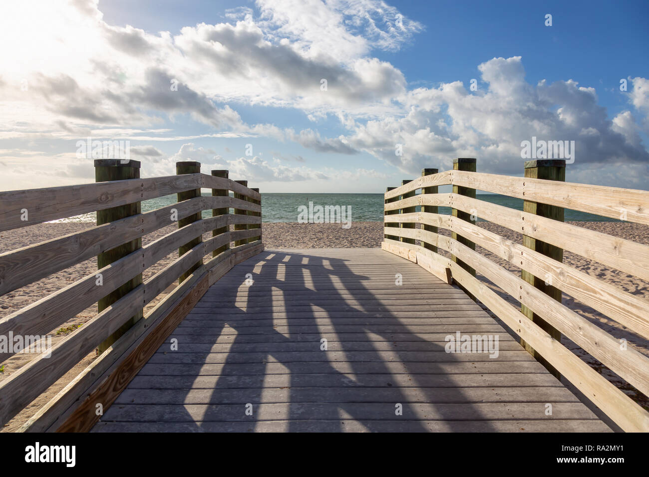 Holz- Plattform an einem Sandstrand in einer lebendigen sonnigen Tag. In Sombrero Beach, Marathon, Florida, Usa. Stockfoto