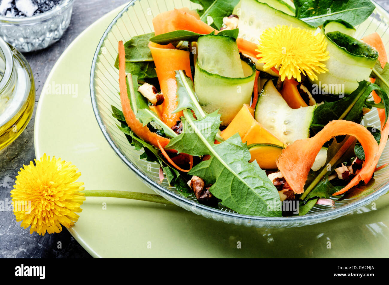 Salat mit Löwenzahn Blumen, Gurken, Rucola und Karotte. Frisches Gemüse  Salat Stockfotografie - Alamy