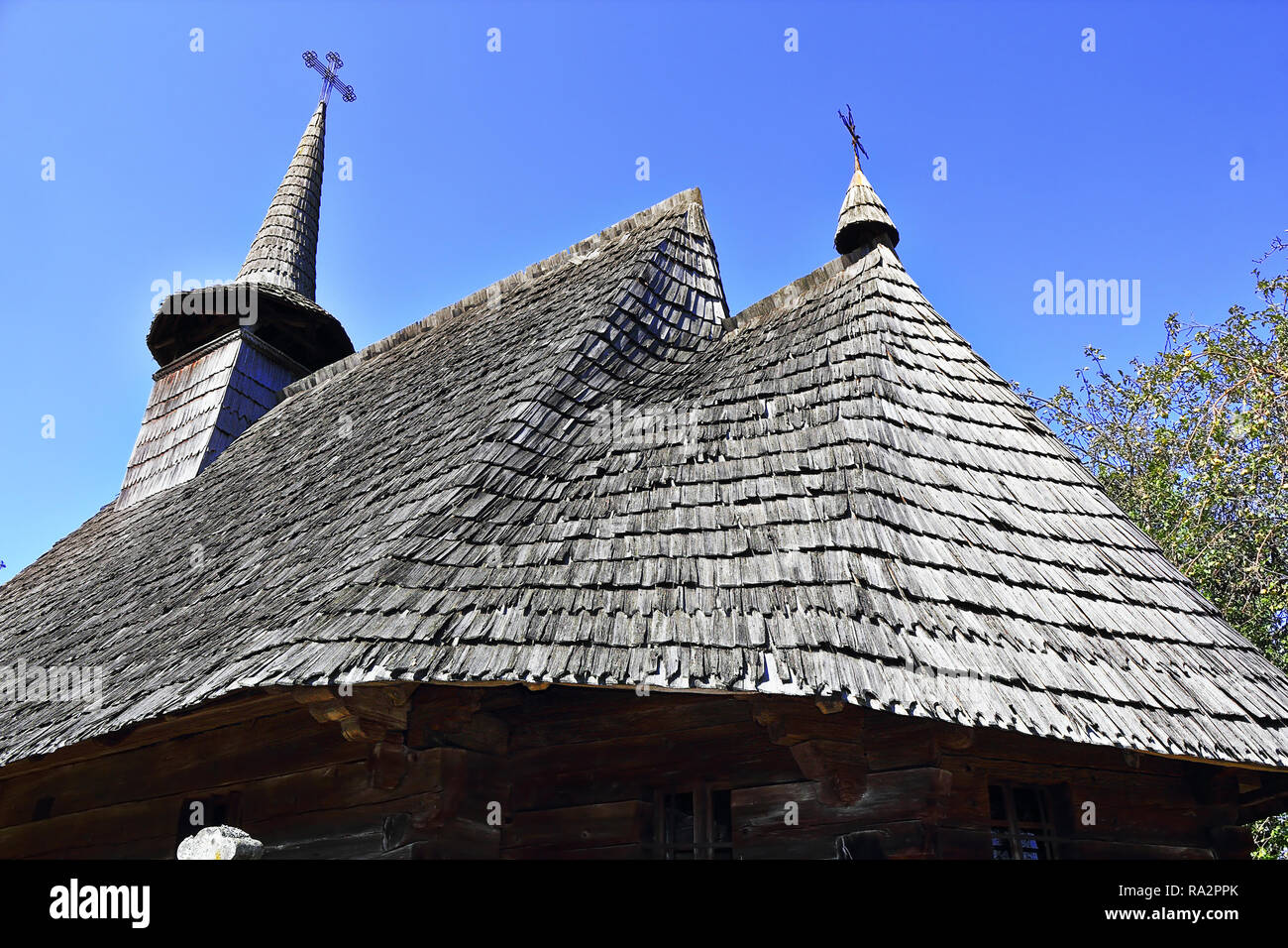 Nahaufnahme des alten hölzernen Kirche Dach mit Holzschindeln Stockfoto