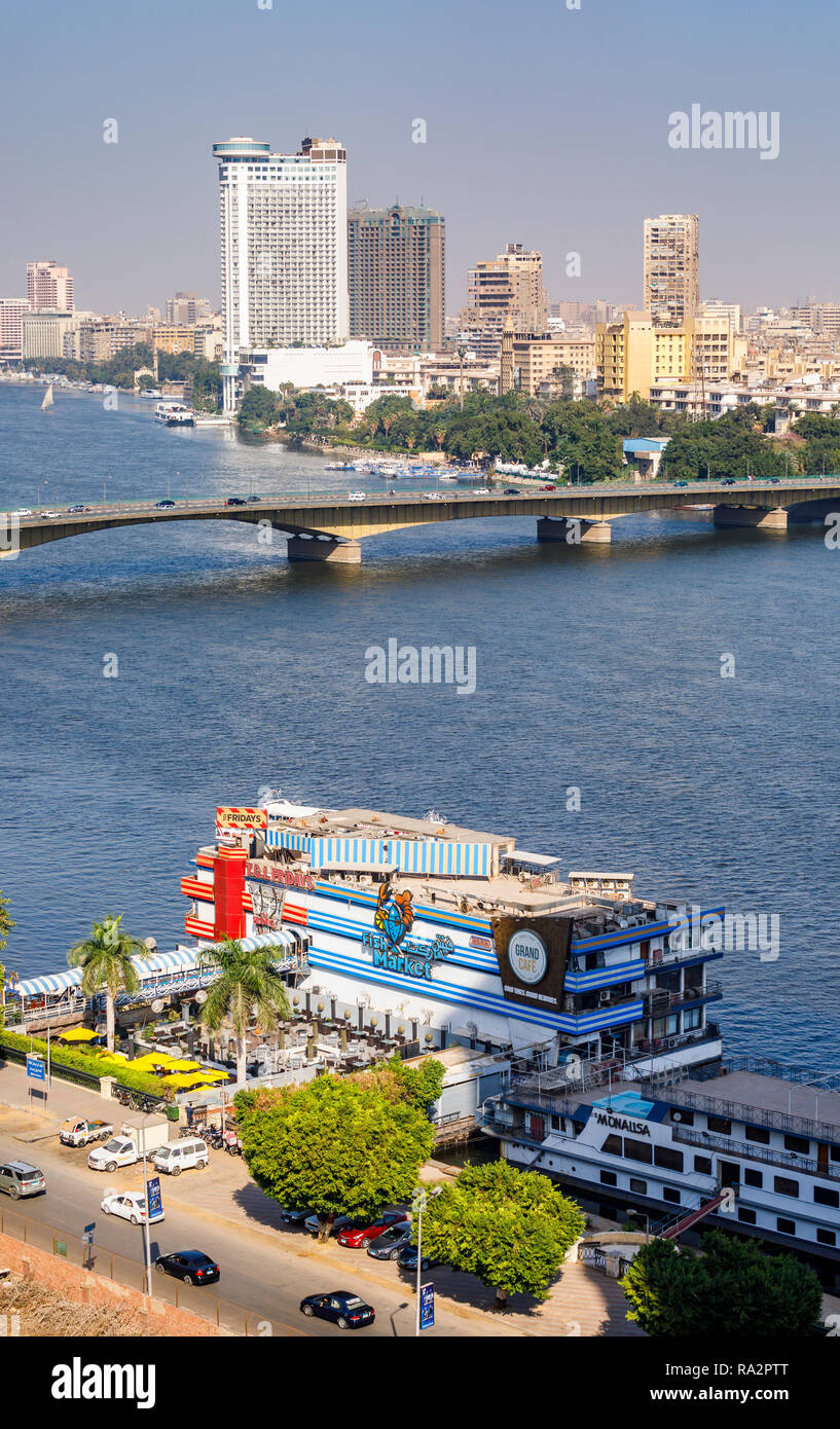 Schwimmende restaurants TGI Fridays, Grand CafŽ, Fischmarkt auf Booten in Gizeh auf dem Nil, Kairo Universität Brücke, Grand Nile Tower Hotel Stockfoto