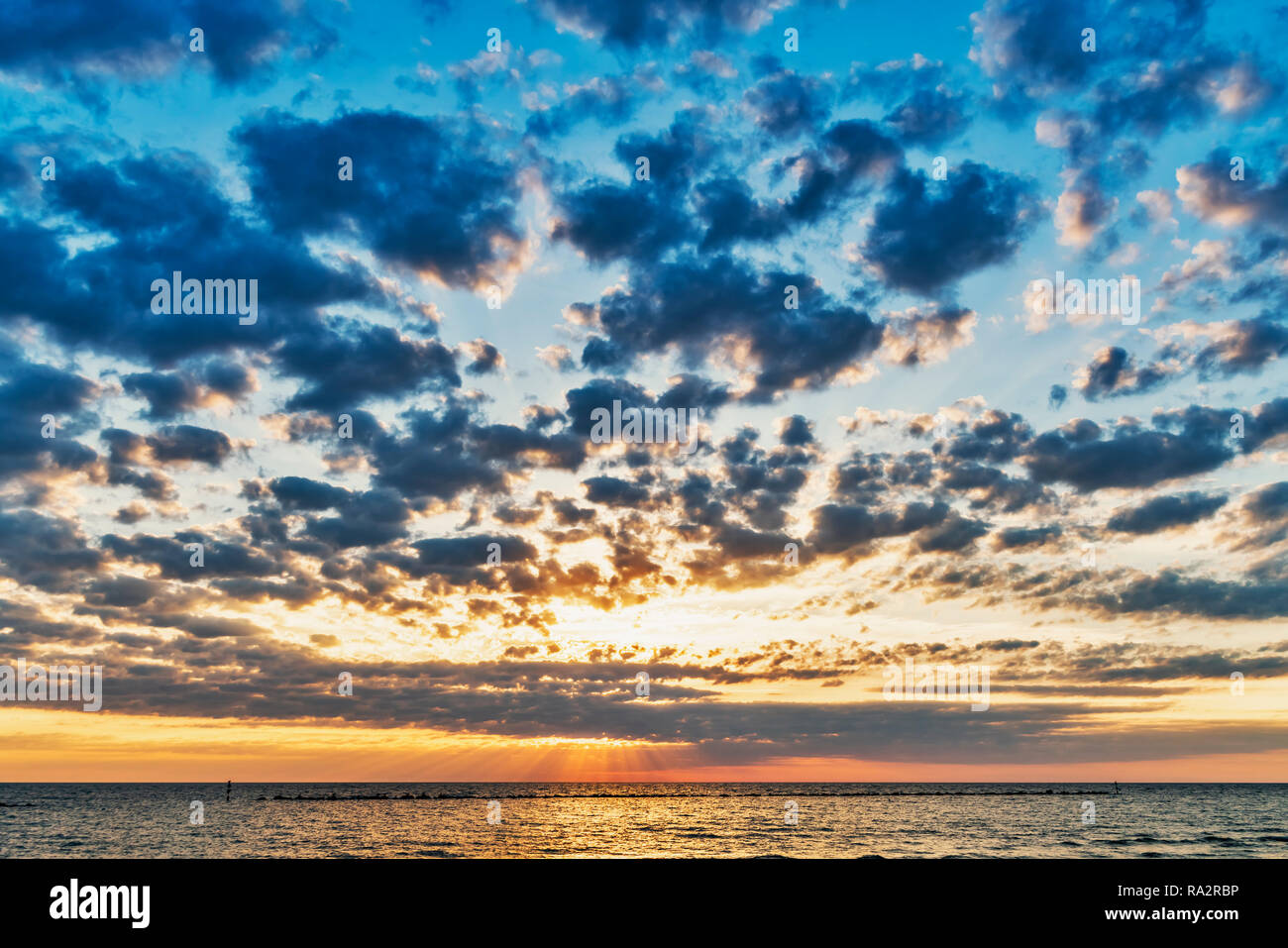 Sonnenaufgang am Strand der Ostsee im Ostseebad Sellin, Insel Rügen, Grafschaft Vorpommern-Ruegen, Mecklenburg-Vorpommern, Deutschland Stockfoto