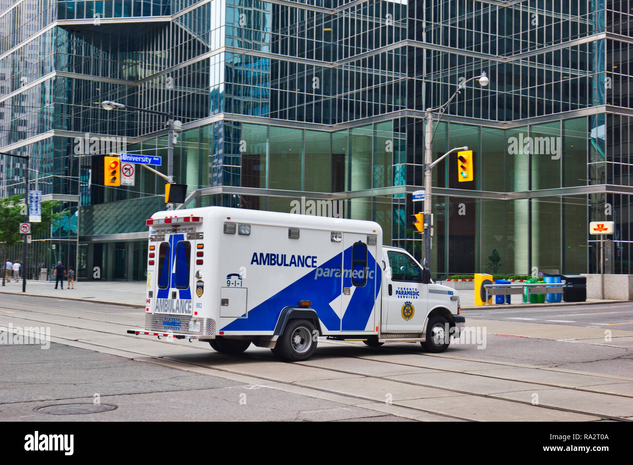 Sanitäter Rettungswagens Racing zu Not, Toronto, Ontario, Kanada Stockfoto