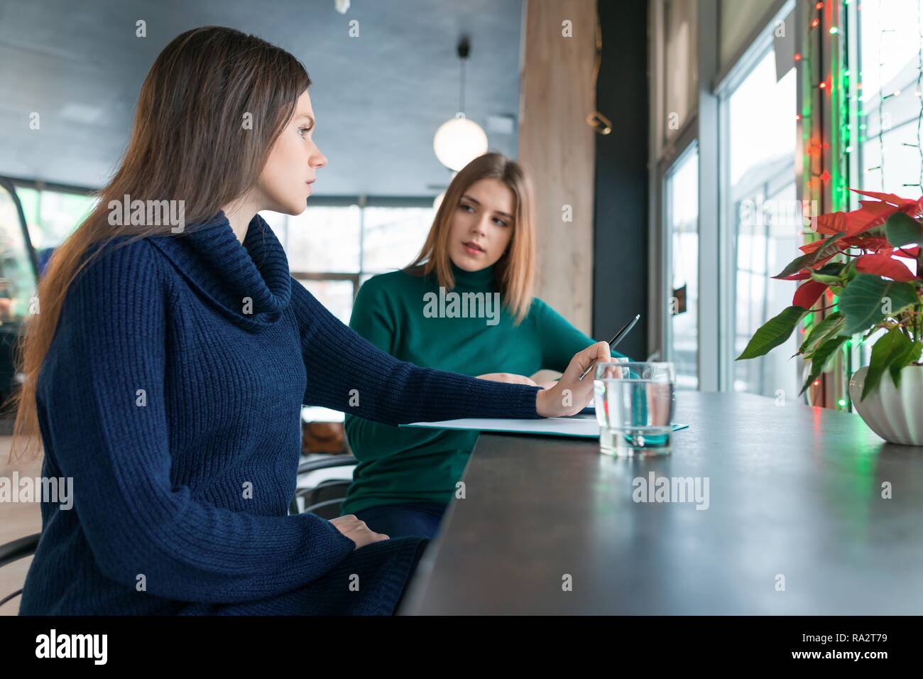 Frau Psychologen Raten Mit Einem Jungen Madchen Psychotherapeut