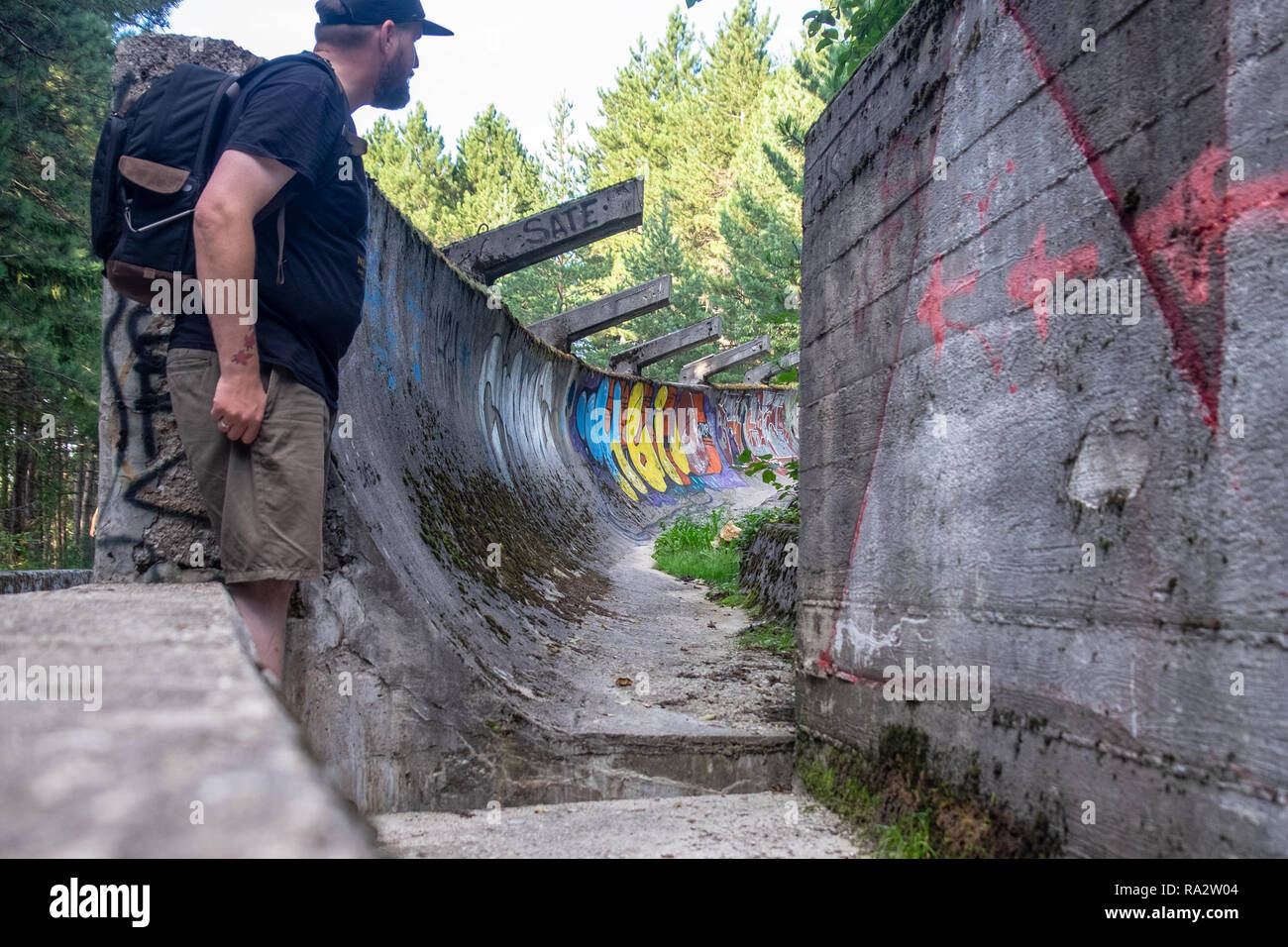 Der Mensch erforscht Bobbahn in Sarajewo verlassen Stockfoto