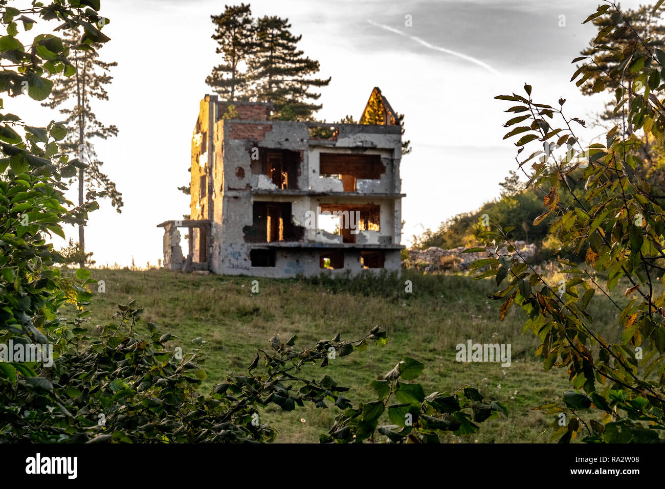 Ein zerstörtes Haus in den Hügeln in der Nähe von Sarajevo, Bosnien und Herzegowina Stockfoto