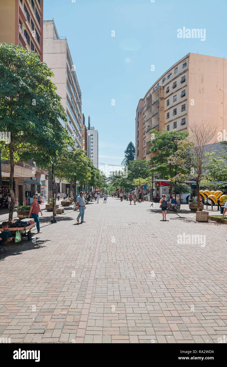 Londrina Pr Brasilien Dezember 12 2018 Parana Avenue Der Wichtigsten Strasse Der Innenstadt Mit Geschaften Handel Die Lokale Bevolkerung Und Historischen Gebauden Bekannt Ist Dass Sie Von Stockfotografie Alamy