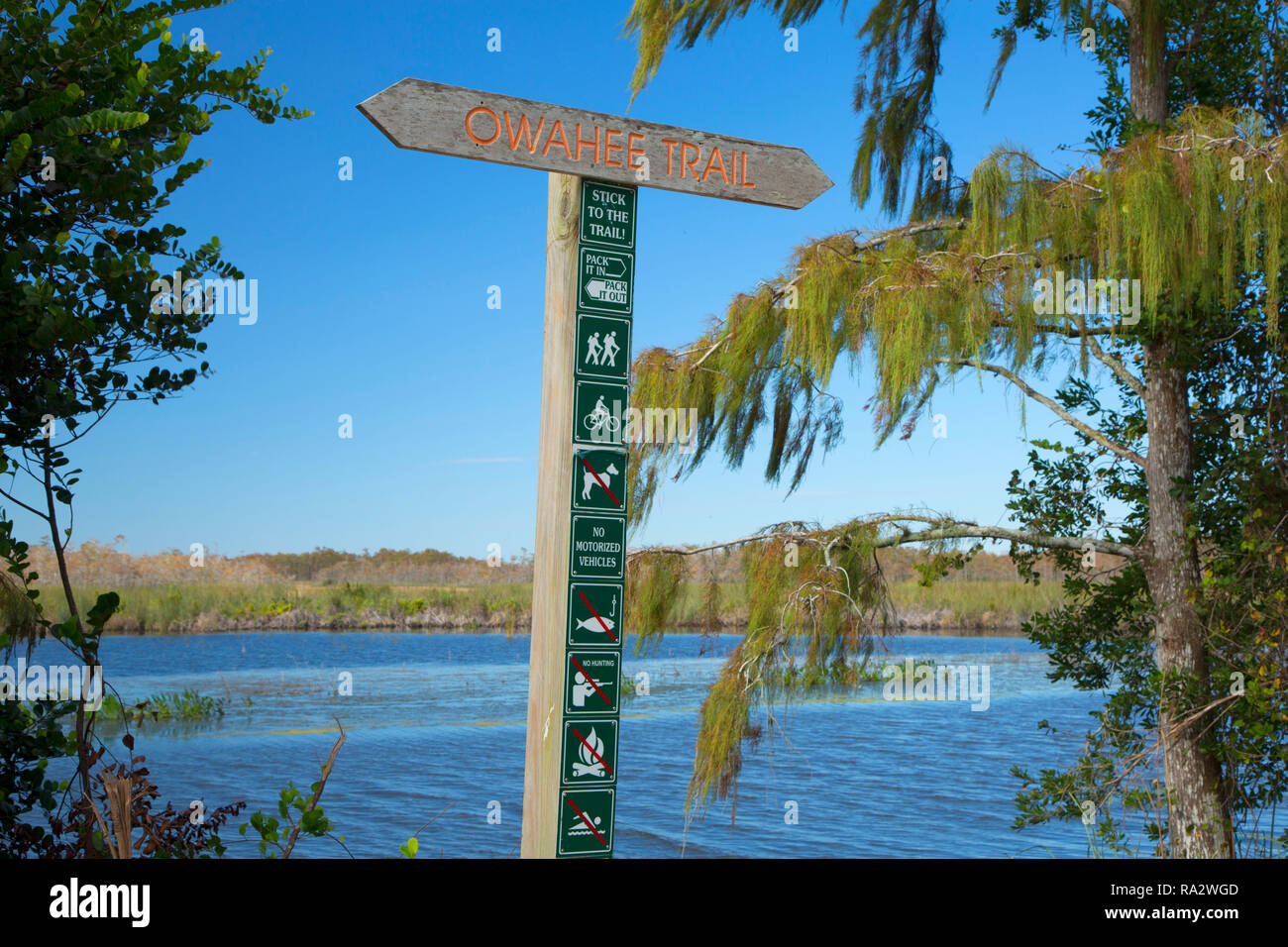 Owahee Trail Zeichen, Grasbewachsenen Gewässer erhalten, West Palm Beach, Florida Stockfoto