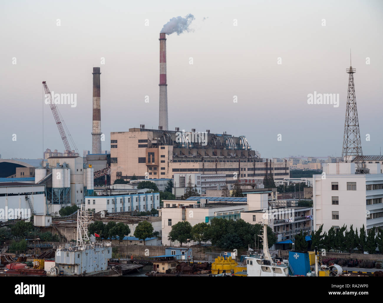 Kraftwerk am Fluss Huangpu in Shanghai. Stockfoto