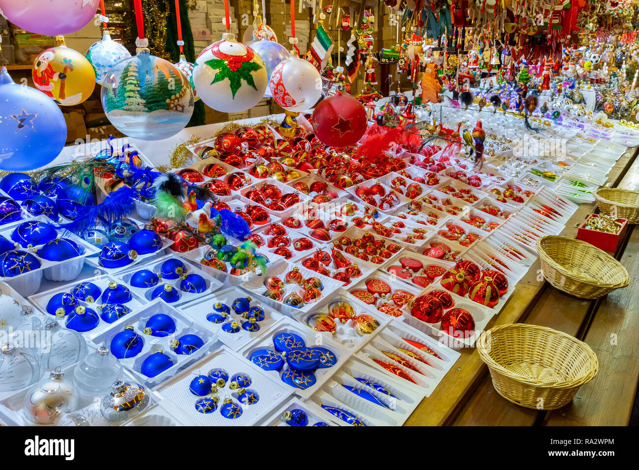 Weihnachtsschmuck auf Verkauf an einem Stand der traditionelle Weihnachtsmarkt in Straßburg, Frankreich, Europa. Stockfoto