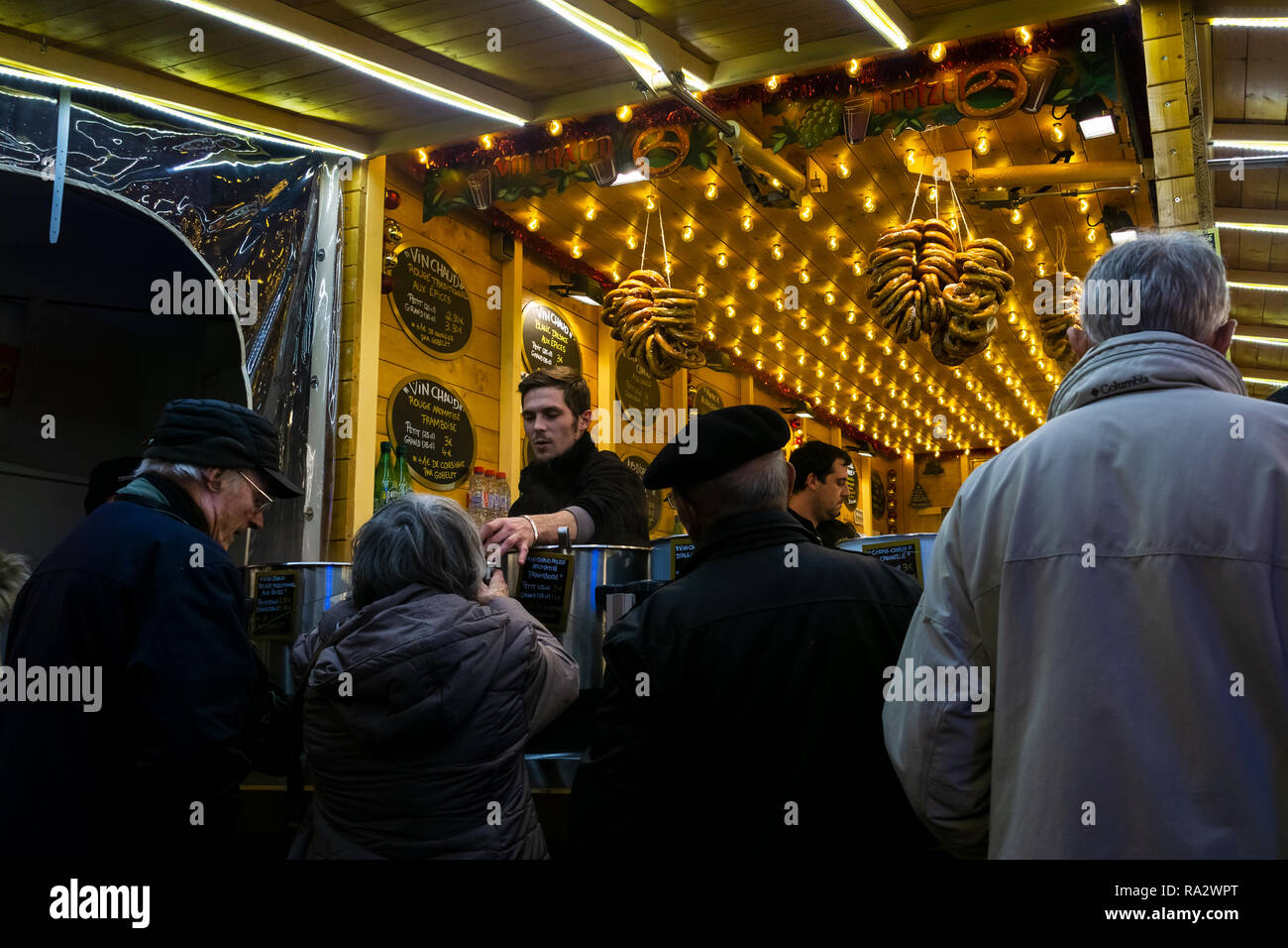 Essen und Trinken stand mit Menschen einkaufen bei der traditionelle Weihnachtsmarkt Straßburg, Place Broglie, Elsass, Frankreich. Stockfoto