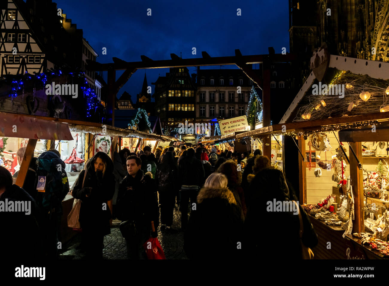 Personen, die der traditionelle Weihnachtsmarkt in der Nacht in der Kathedrale von Straßburg, Frankreich, Europa. Stockfoto
