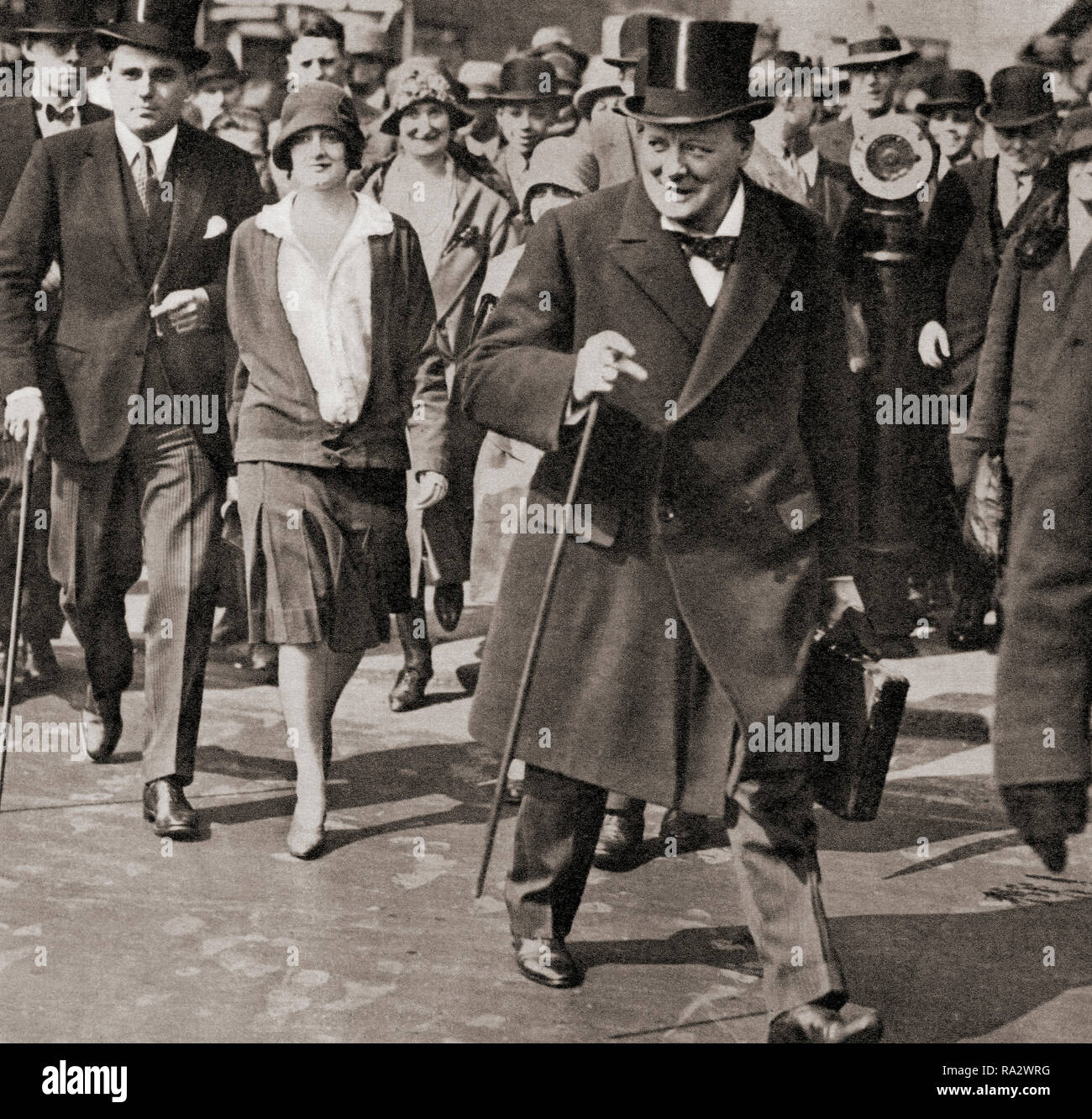 Winston Churchill, hier mit seiner Tochter Diana, auf dem Weg ins Unterhaus im Jahre 1928 seinen letzten Haushaltsplan vorlegen. Sir Winston Leonard Spencer-Churchill, 1874 - 1965. Britischer Politiker, Staatsmann, Offizier und Schriftsteller, der Premierminister des Vereinigten Königreichs von 1940 bis 1945 und erneut von 1951 bis 1955. Stockfoto