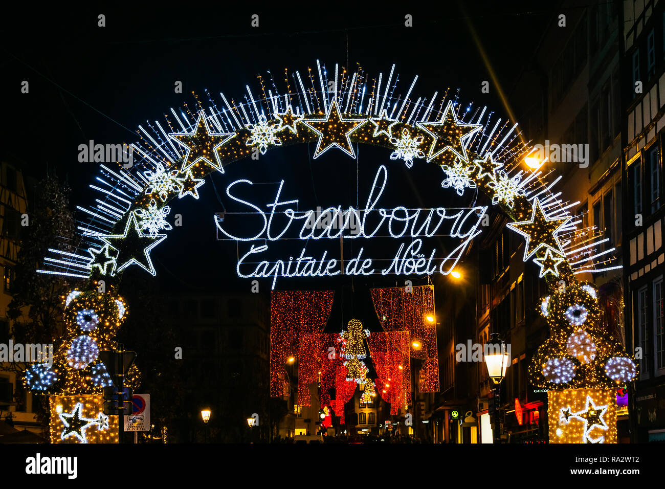 Beleuchtete arch Eingangstor zu Weihnachten Hauptstadt Straßburg bei Nacht begrüßte die Touristen während der traditionelle Weihnachtsmarkt, Elsass, Frankreich. Stockfoto