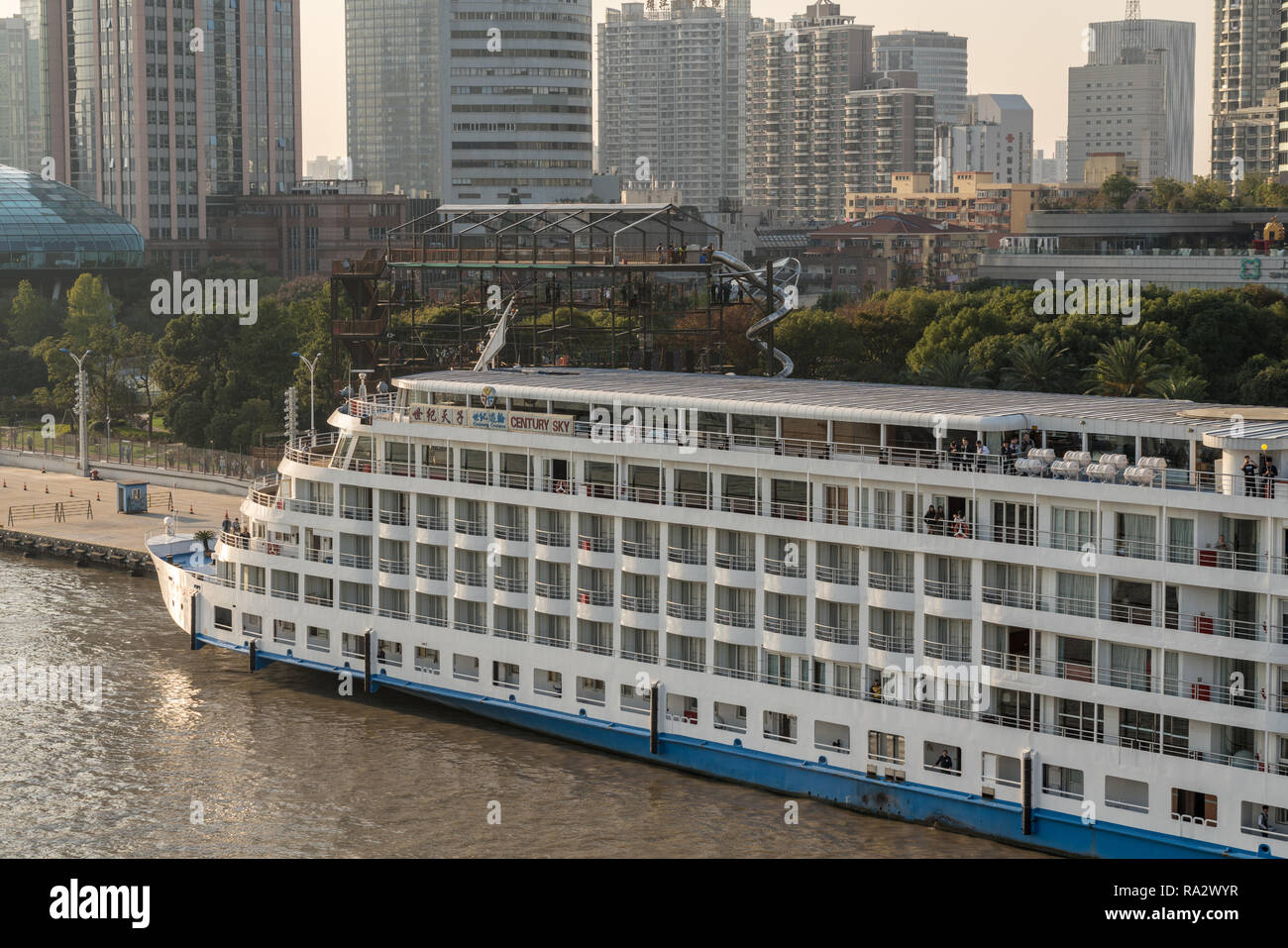 Century Sky Kreuzfahrtschiff in Shanghai. Stockfoto