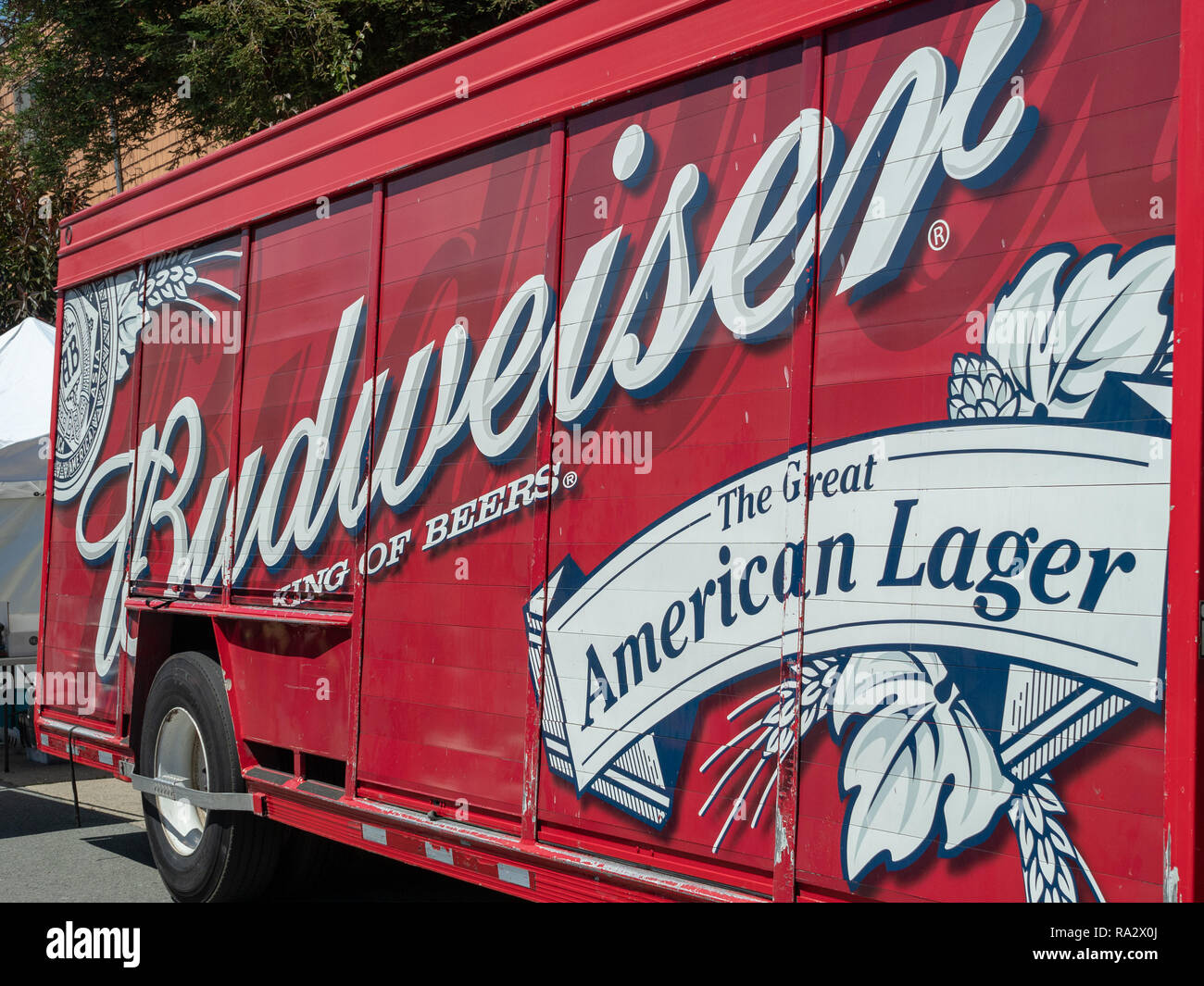 Budweiser, König der Biere Schreck Lkw auf der Straße geparkt Stockfoto