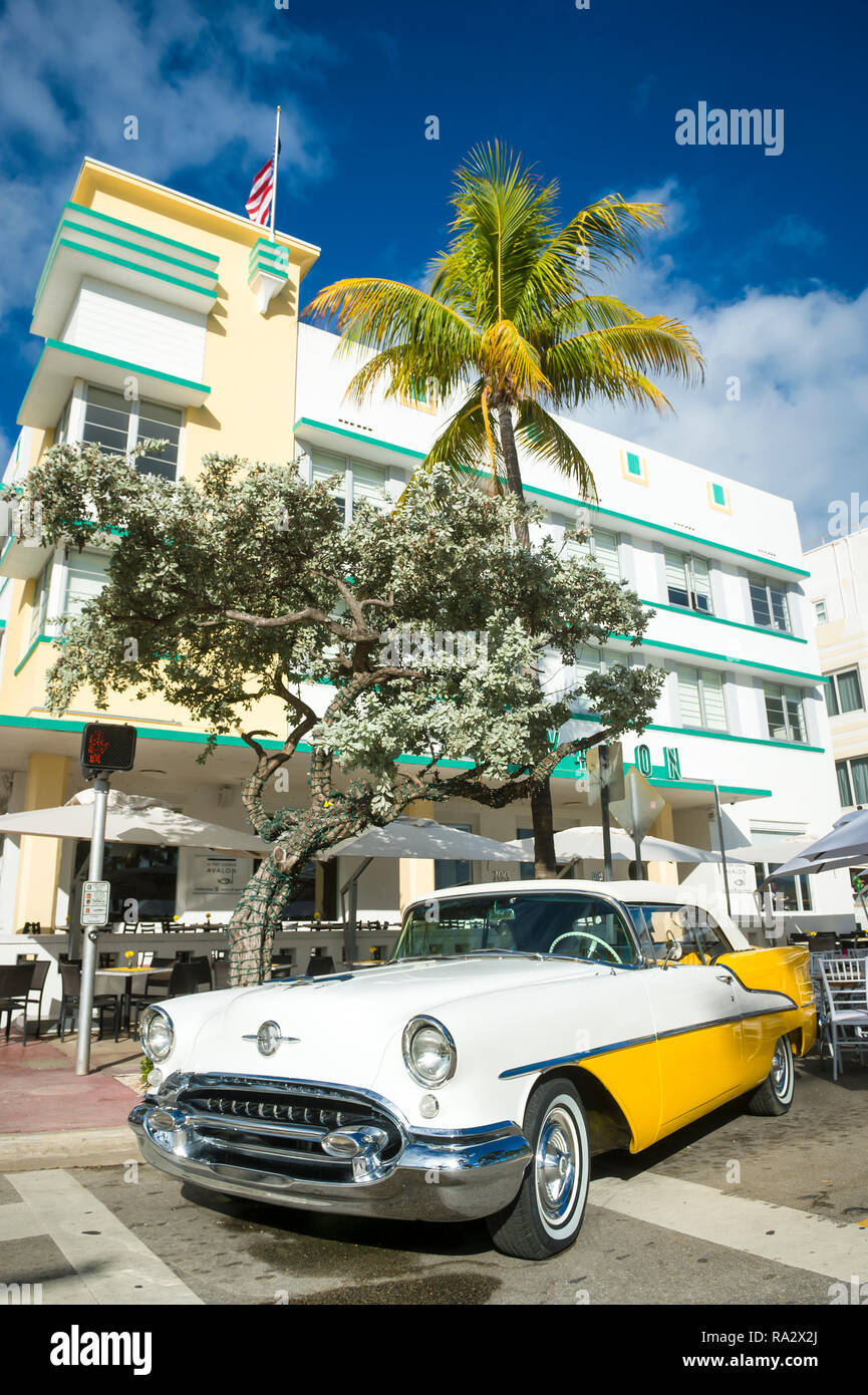 MIAMI - 31. Dezember 2018: Helle malerischen Blick auf klassische amerikanische Auto Ergänzung des Art Deco Architektur des Ocean Drive in South Beach. Stockfoto
