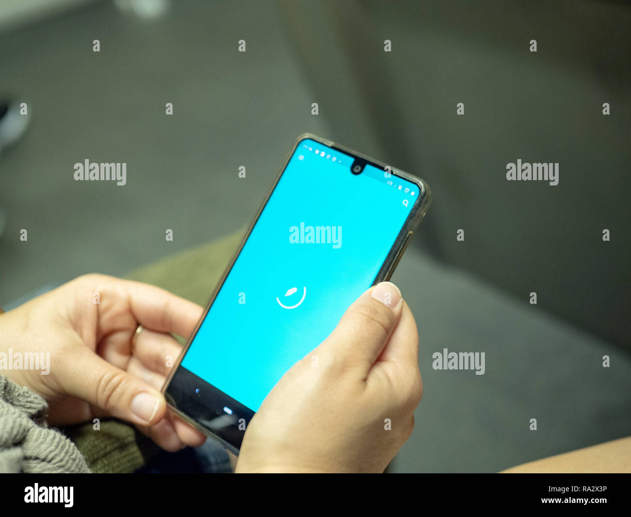 Frau Eröffnung Robinhood mobile App mit Logo auf Android Bildschirm beim Pendeln auf der U-Bahn Stockfoto